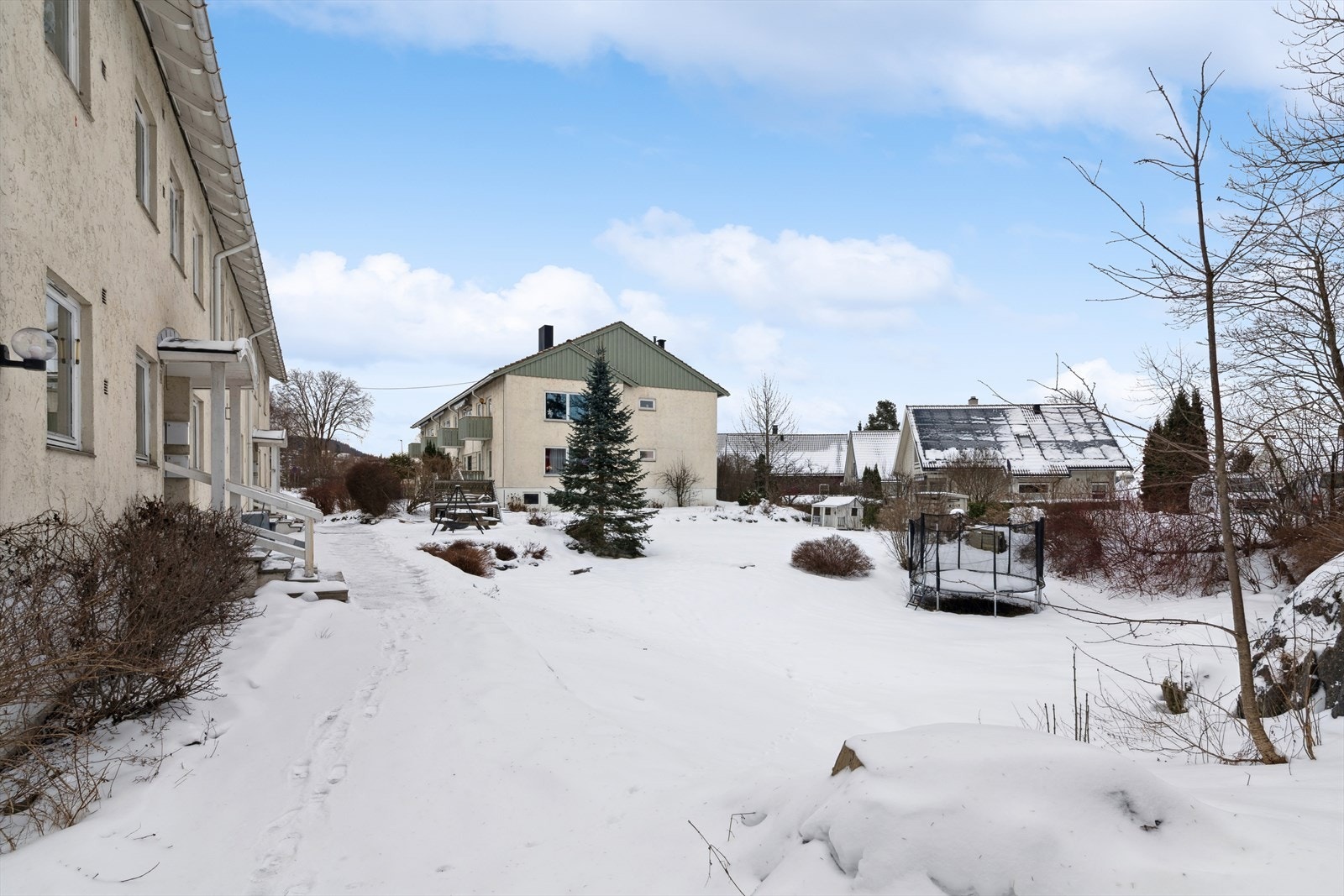Sameiet har store fellesareal som er flott opparbeidet med grøntområder, trampoline, sittegrupper og bålpanne. Her vil både store og små trives! Galleribilde