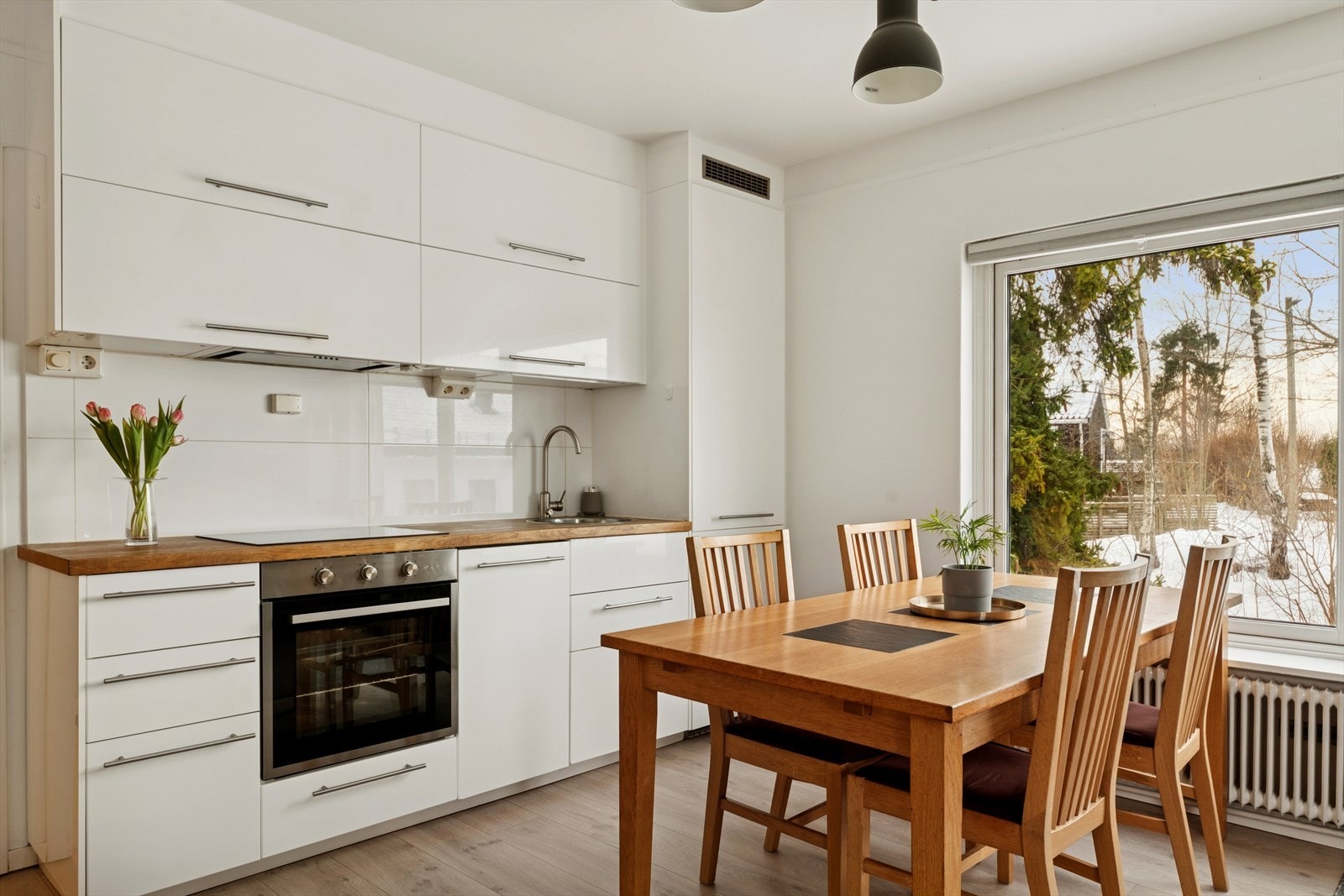 Kjøkkenet er ellers utstyrt med kombiskap, oppvaskmaskin, stekeovn, koketopp og kjøkkenventilator (se punkt "ferdigattest"). Galleribilde