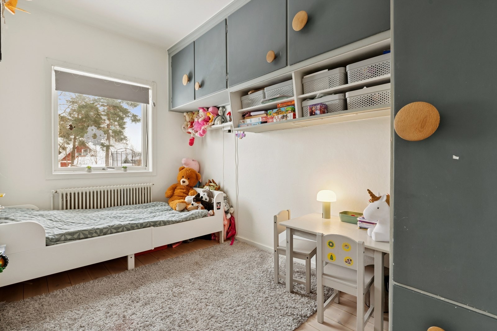 Det andre soverommet er utstyrt med rikelig med lagringsplass og har ellers god plass til seng og tilhørende møblement. Ypperlig som barnerom, gjesterom, kontor eller lignende (se punkt "ferdigattest"). Galleribilde