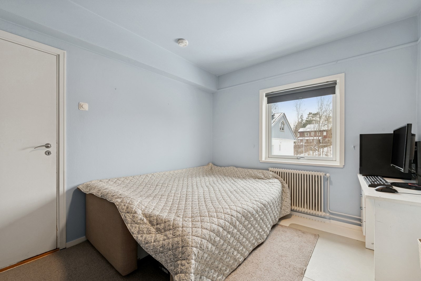 Hovedsoverommet er av god størrelse og har plass til både dobbeltseng, garderobe og tilhørende møblement. Galleribilde