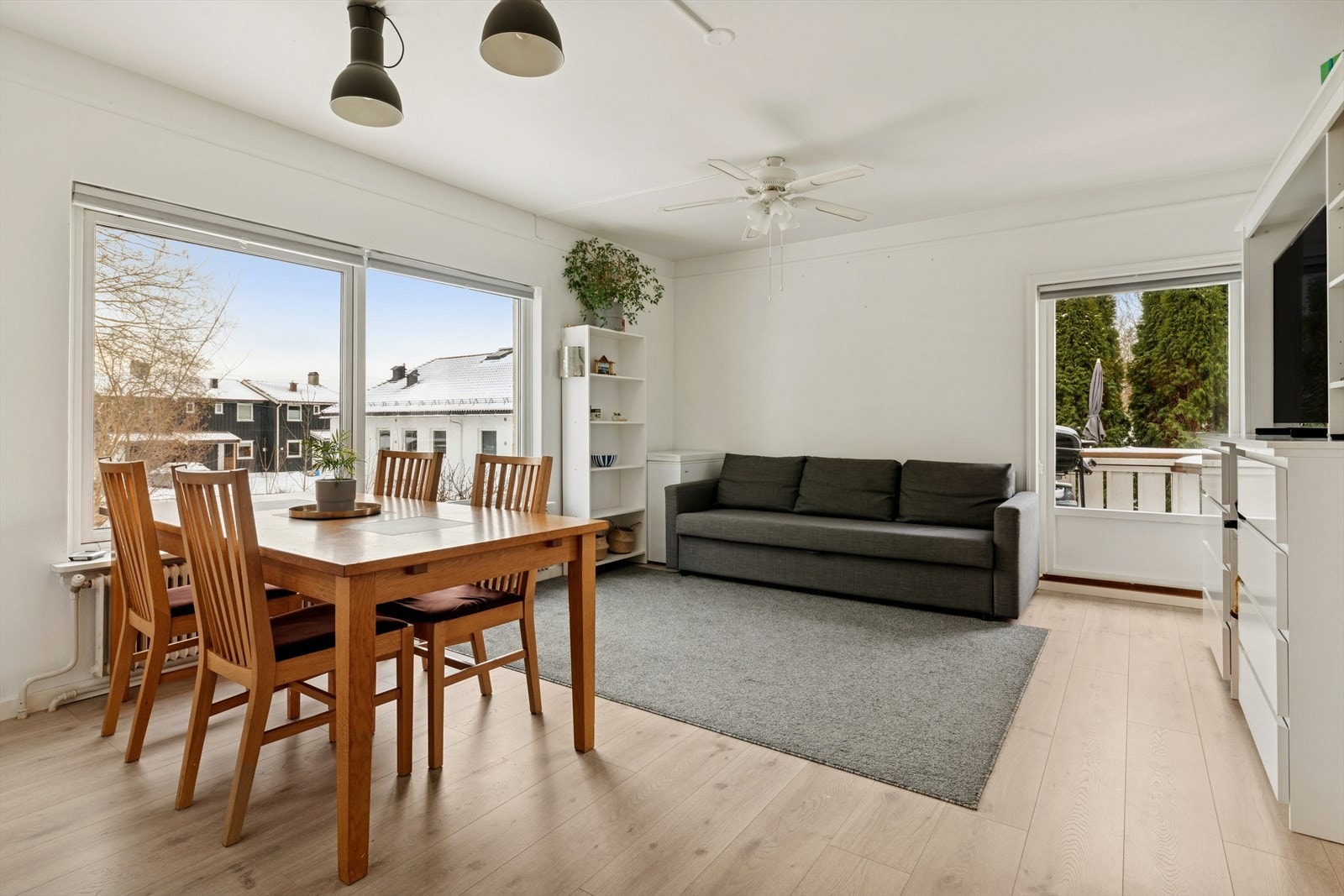 Her har man god plass til å møblere med både sofa- og spisegruppe. Galleribilde