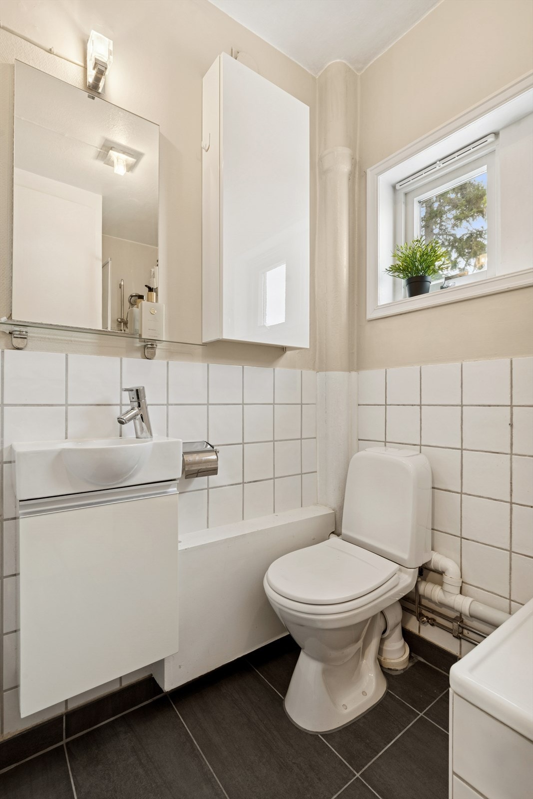 Badet er ellers utstyrt med badekar, toalett og baderomsinnredning med servant. I tillegg har man opplegg for vaskemaskin. Galleribilde