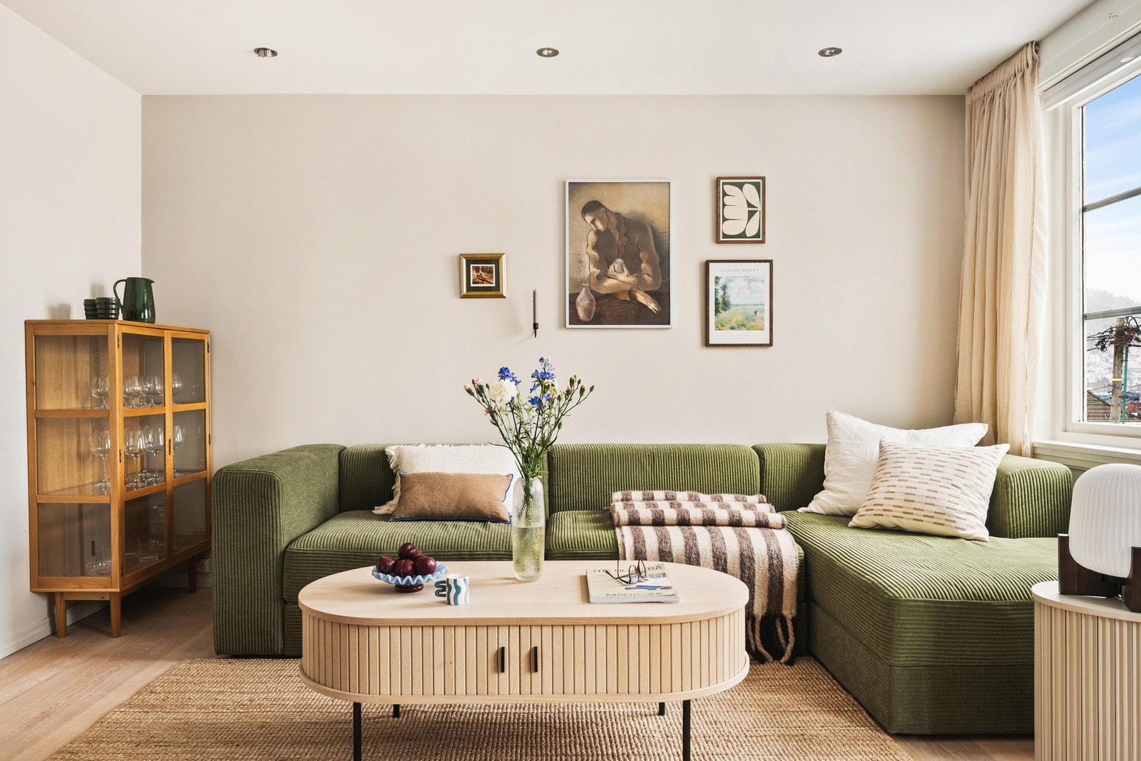 Fra entréen ledes du videre inn til boligens naturlige samlingspunkt. Galleribilde