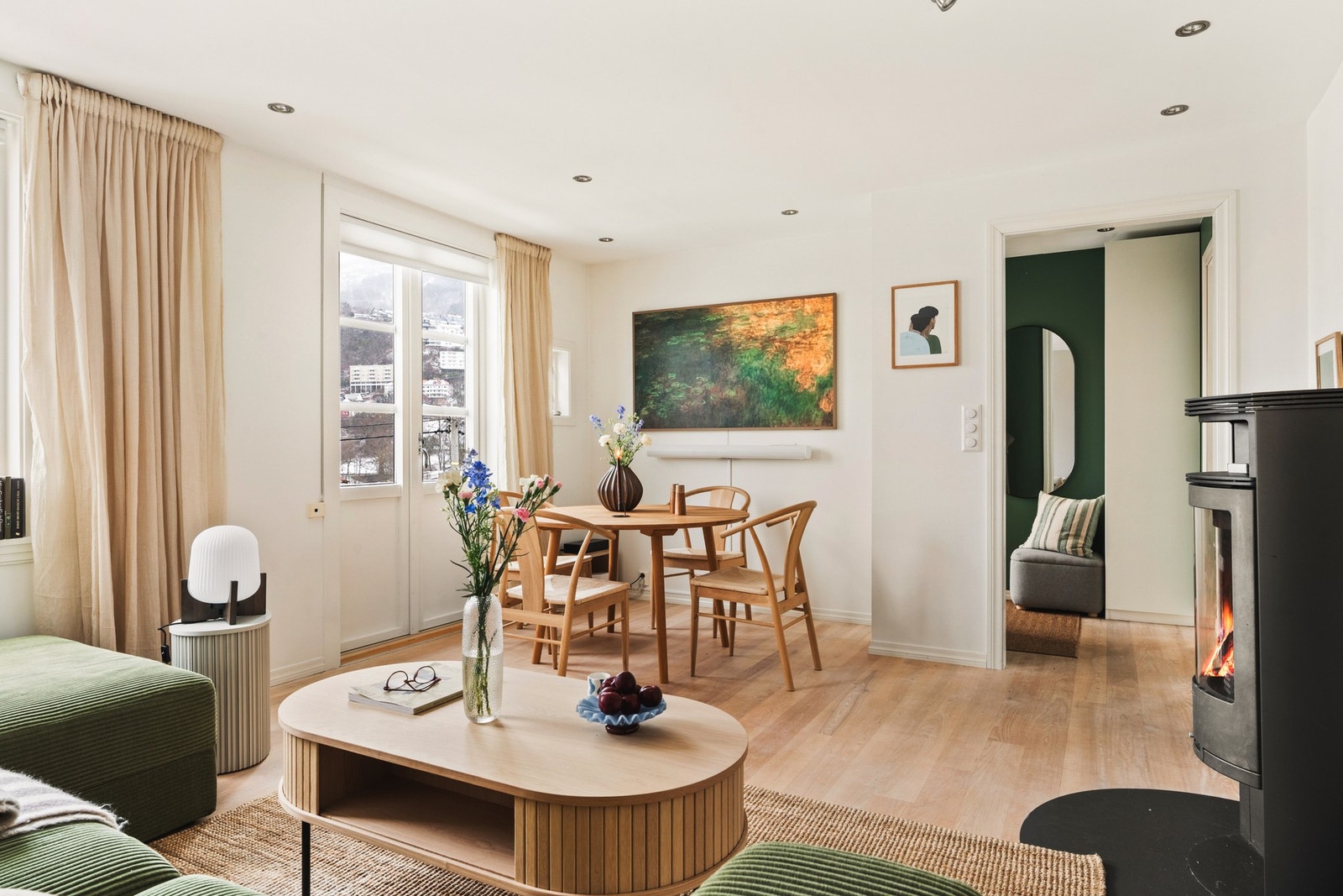 Stuen er på hele 19,3 kvm med plass til både sofagruppe og spisebord. Galleribilde