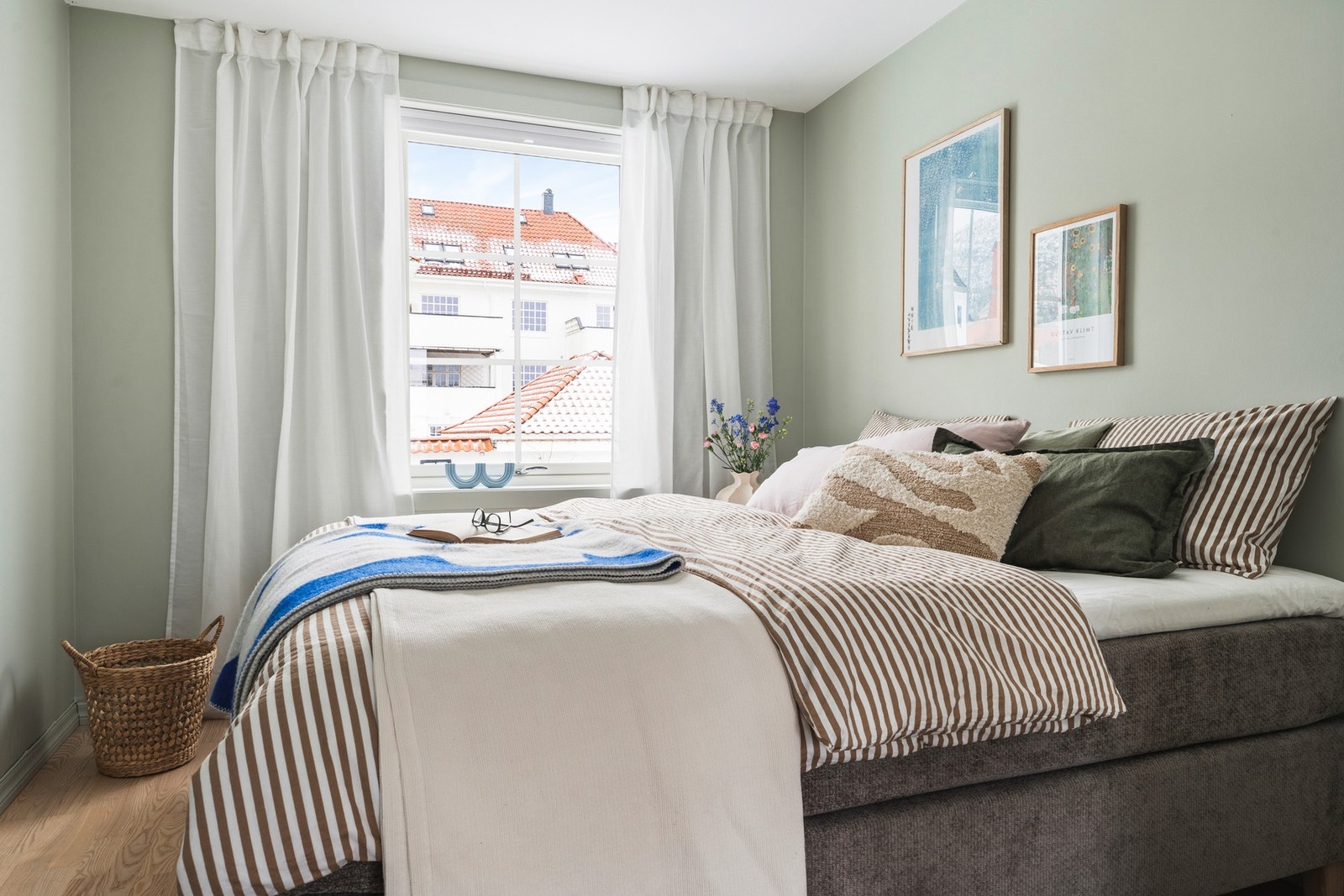 Rommet har plass til dobbeltseng med nattbord på hver side og garderobe. Galleribilde