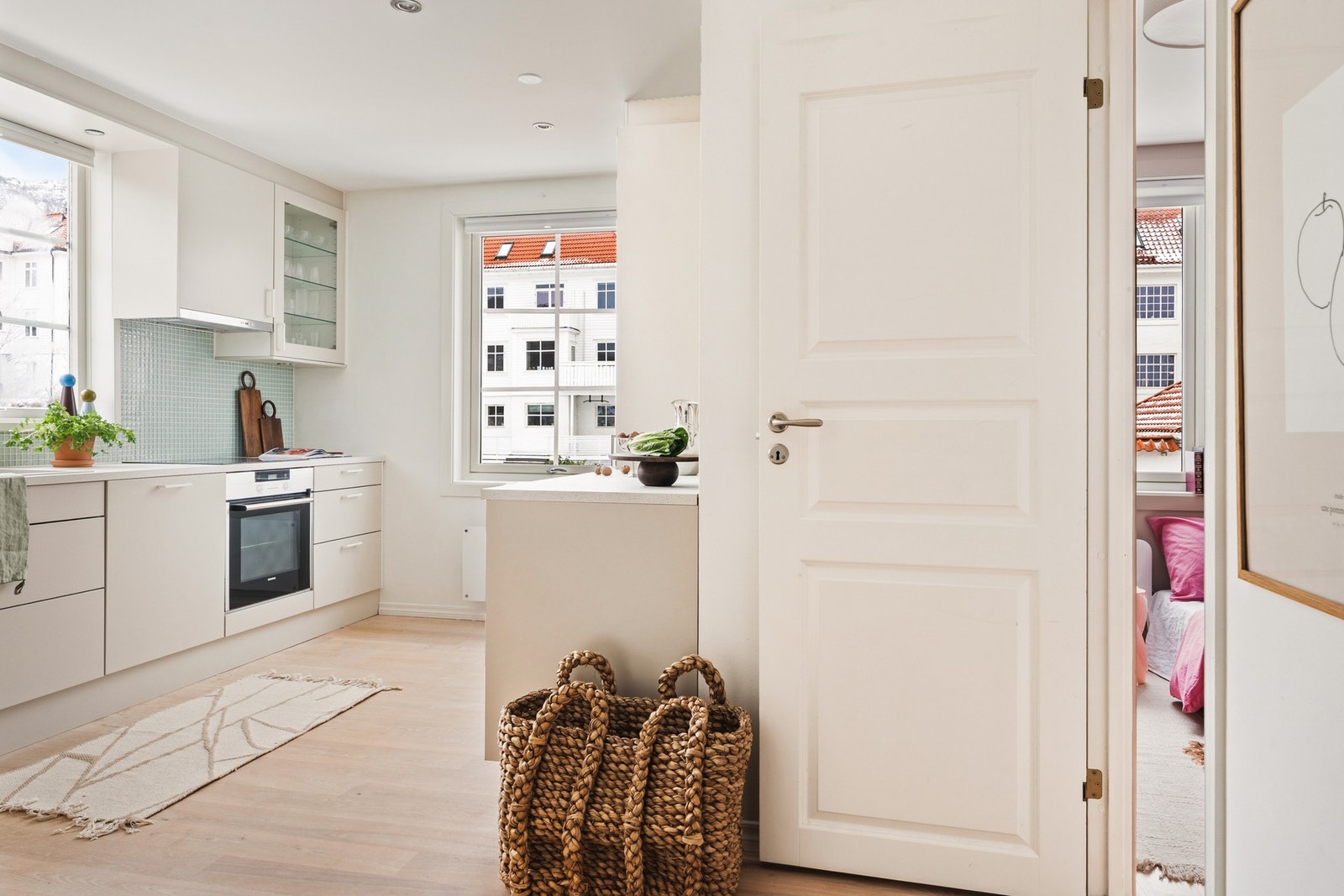 Leiligheten har et separat kjøkken på 12 kvm. Kjøkkenet ble bygget på og oppgradert i 2024. Galleribilde