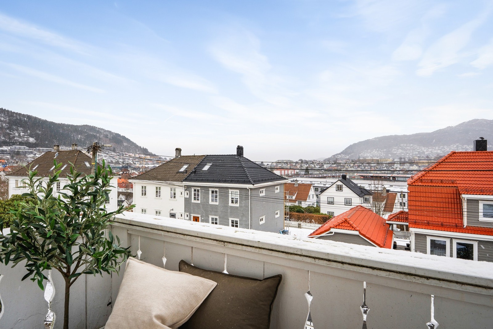 Fra balkongen har du en flott utsikt over Bergensdalen og byfjellene. Galleribilde