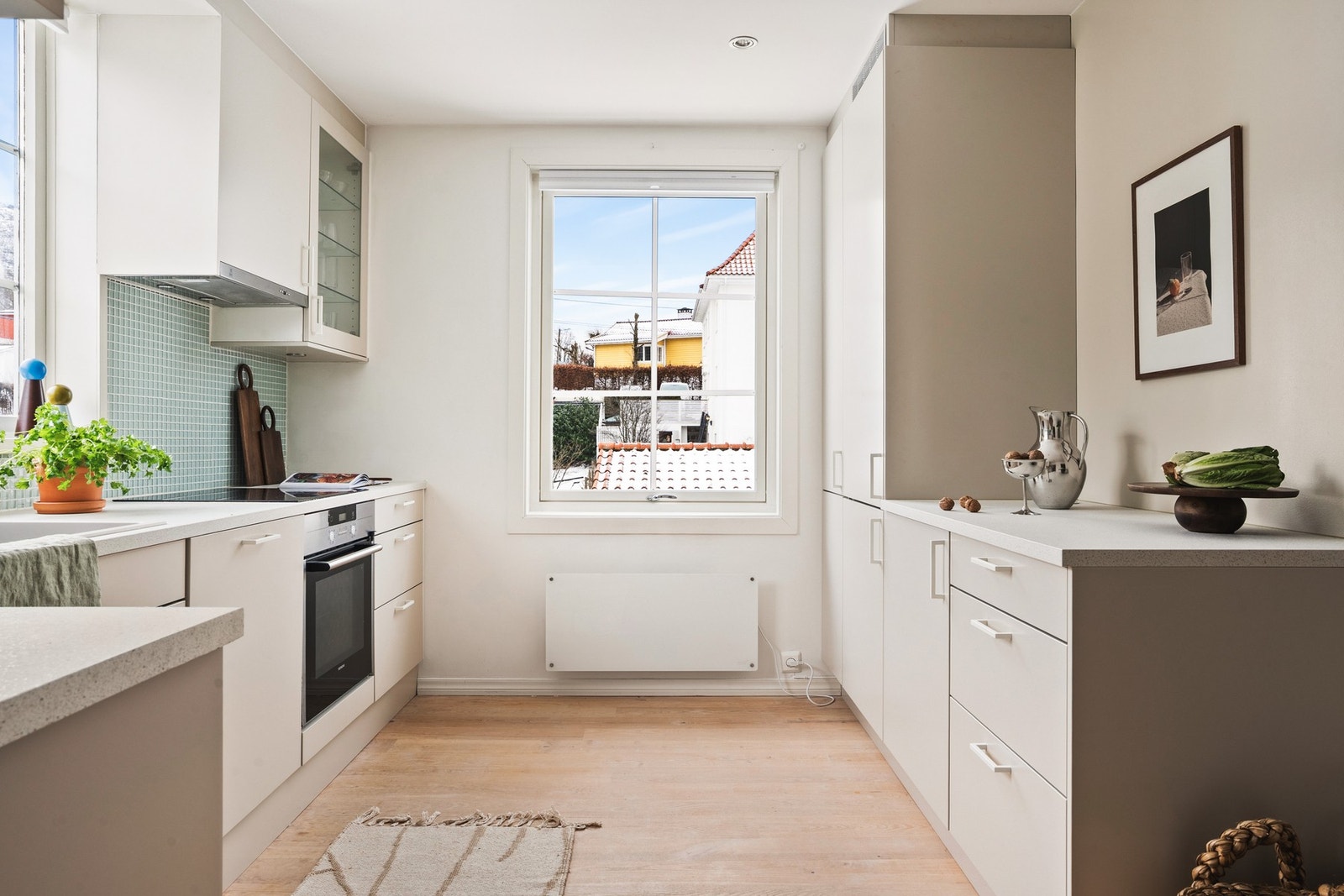 Norema kjøkkeninnredning med slette fronter og laminat
benkeplate. Galleribilde