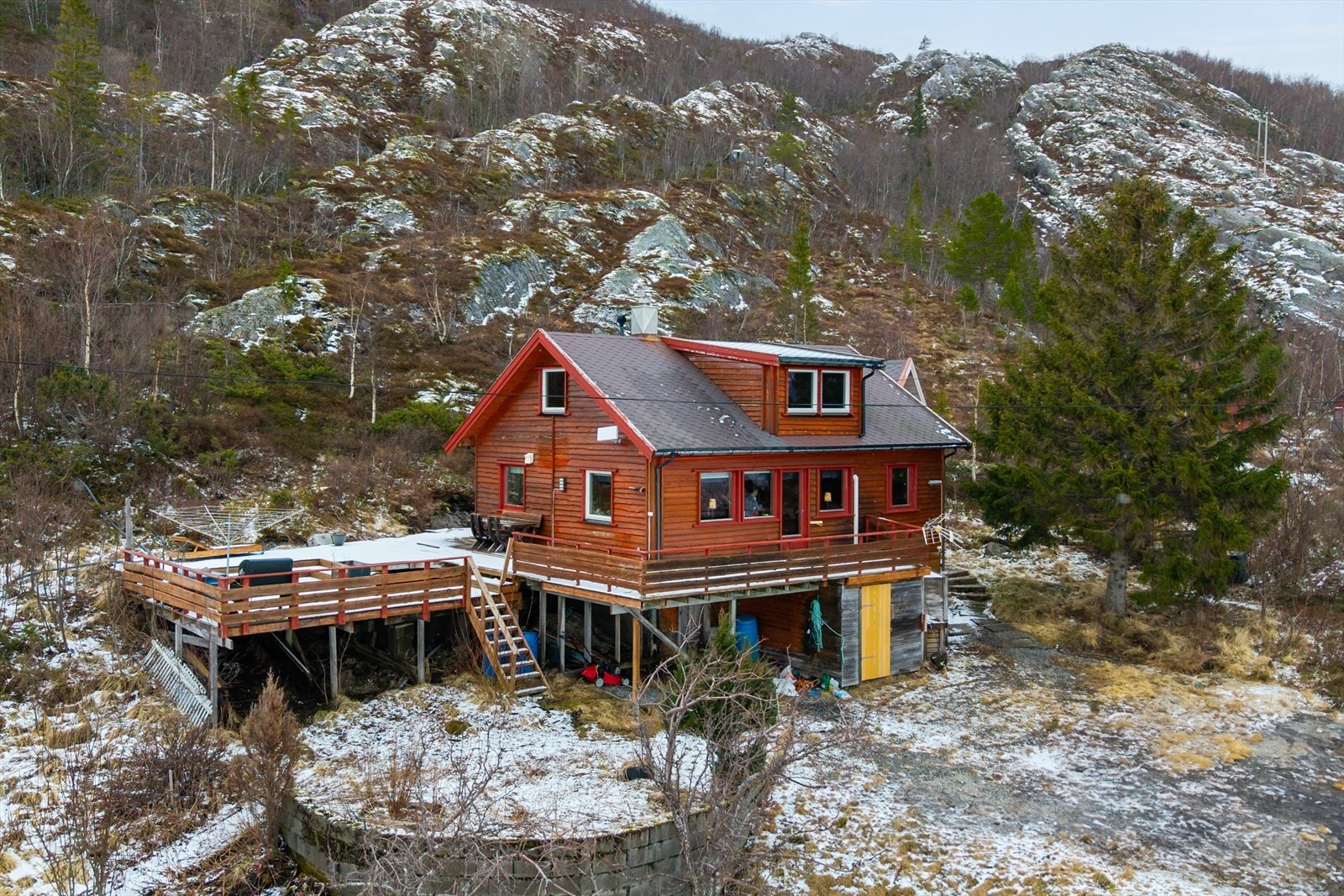 Stor og flott fritidseiendom med nydelig utsikt nært havet - Romslig terrasse på 50 kvm - Fantastiske fiskemuligheter Galleribilde