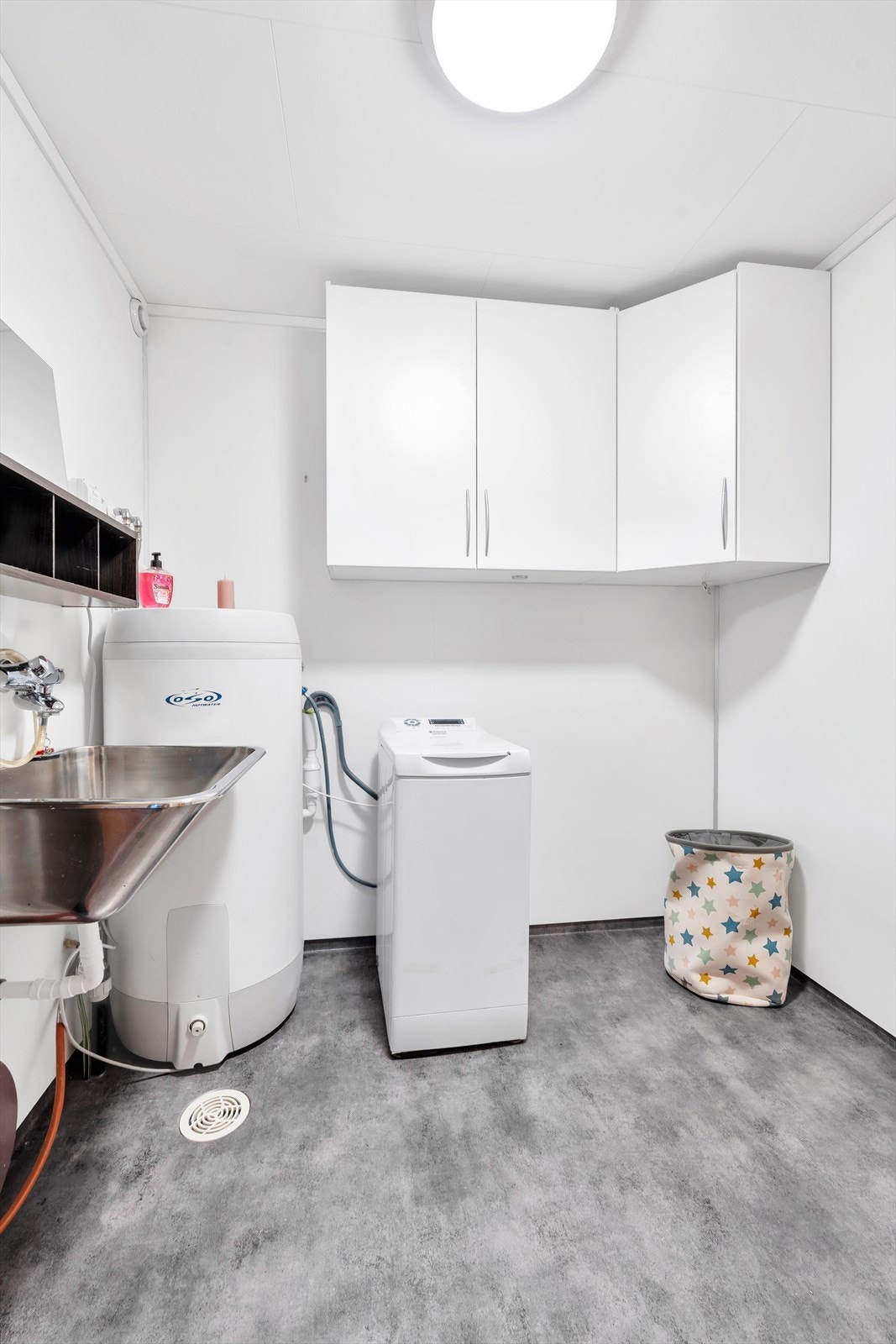 Romslig vaskerom utstyrt med hyller som byr på god oppbevaringsplass. Galleribilde