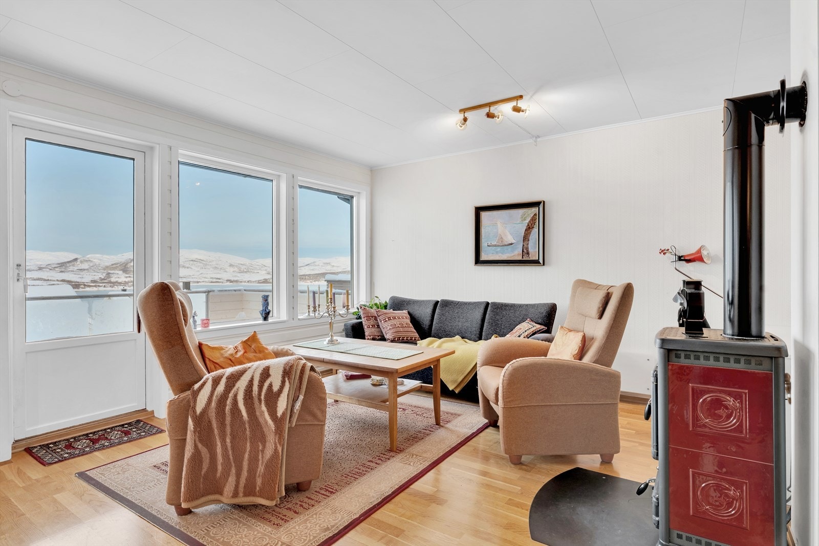 Peis/vedfyringsovn som kommer godt med på kalde vinterdager, samt utgang til flott solrik balkong. Galleribilde