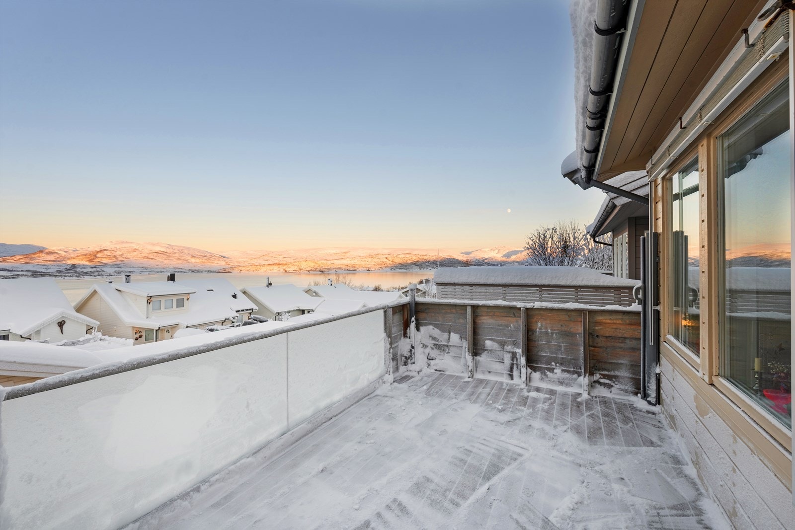 Romslig vestvendt balkong med nydelig utsikt og optimale solforhold! Galleribilde