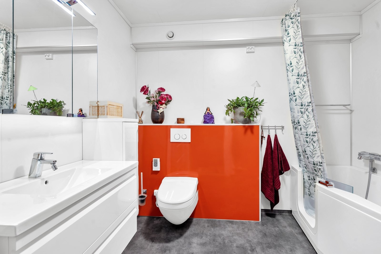 Praktisk bad med varmekabler i gulv, og god oppbevaringsplass i innredningen. Galleribilde