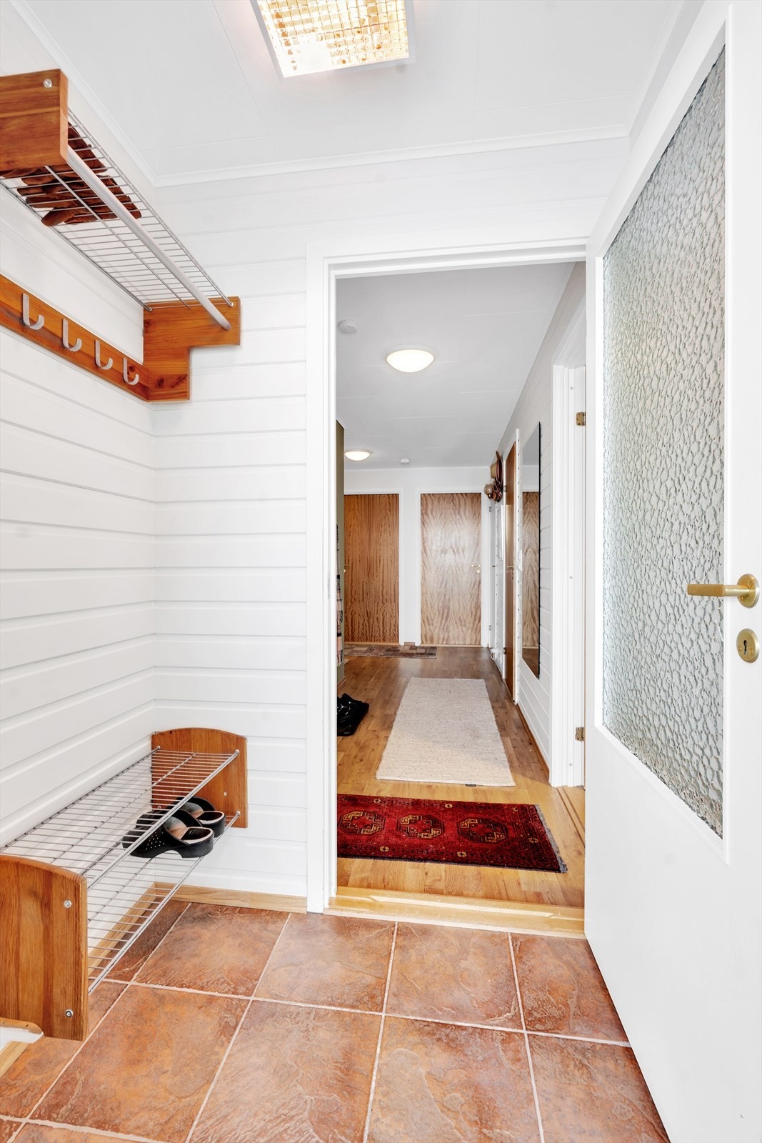 Velkommen inn! Gang med god plass til oppbevaring av yttertøy og sko. Galleribilde