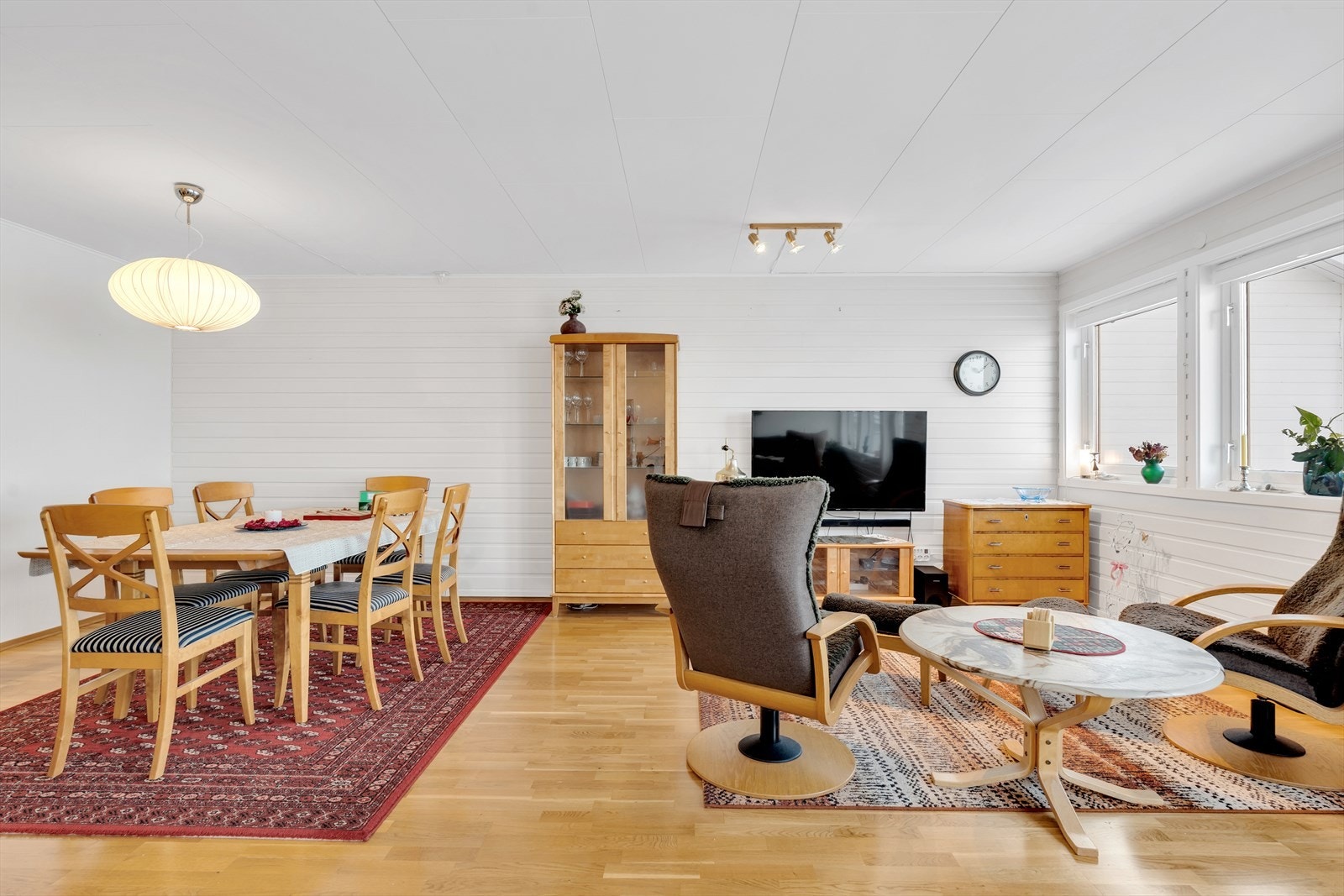 Her har du rikelig med plass til flere møbleringssoner, som sittegruppe og spisestue. Galleribilde