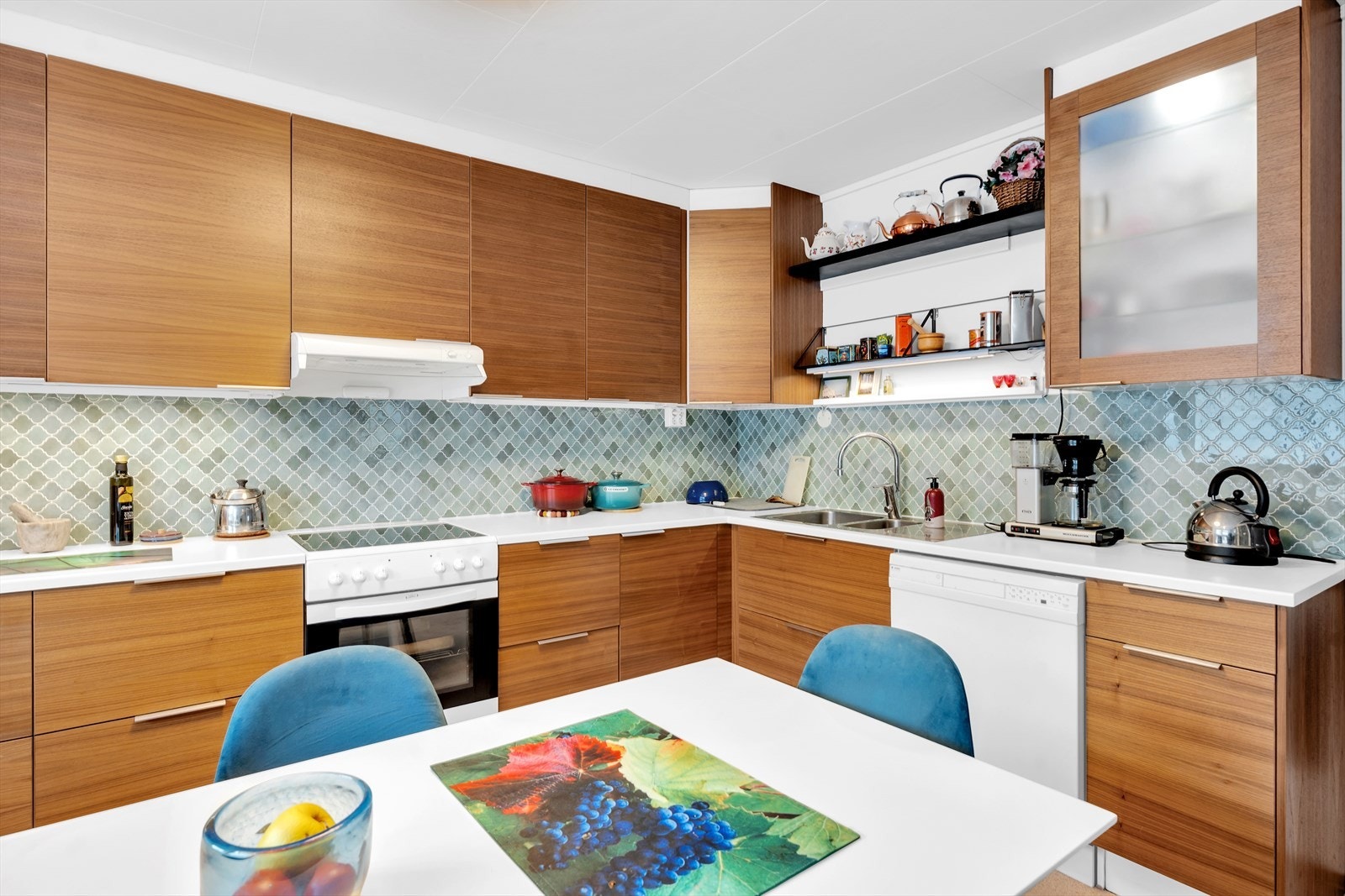 Romslig kjøkken med glatte fronter og rikelig med skap- og benkeplass. Galleribilde