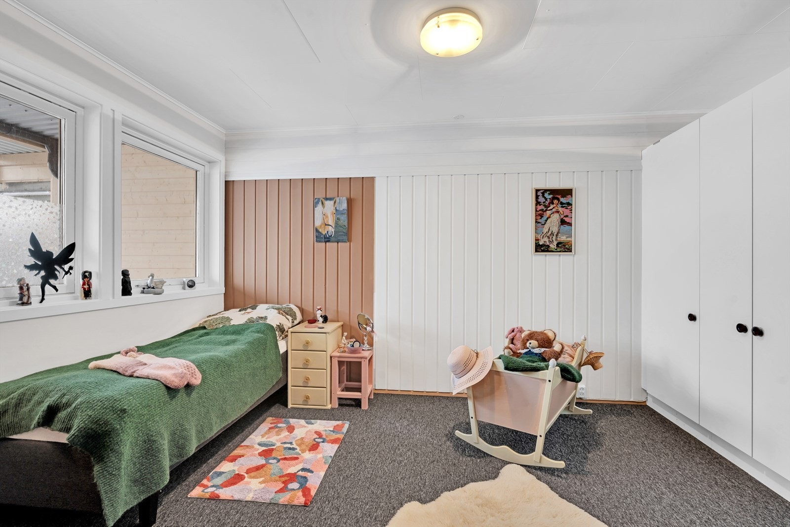 Romslig soverom 3, med praktisk garderobeskap. Galleribilde