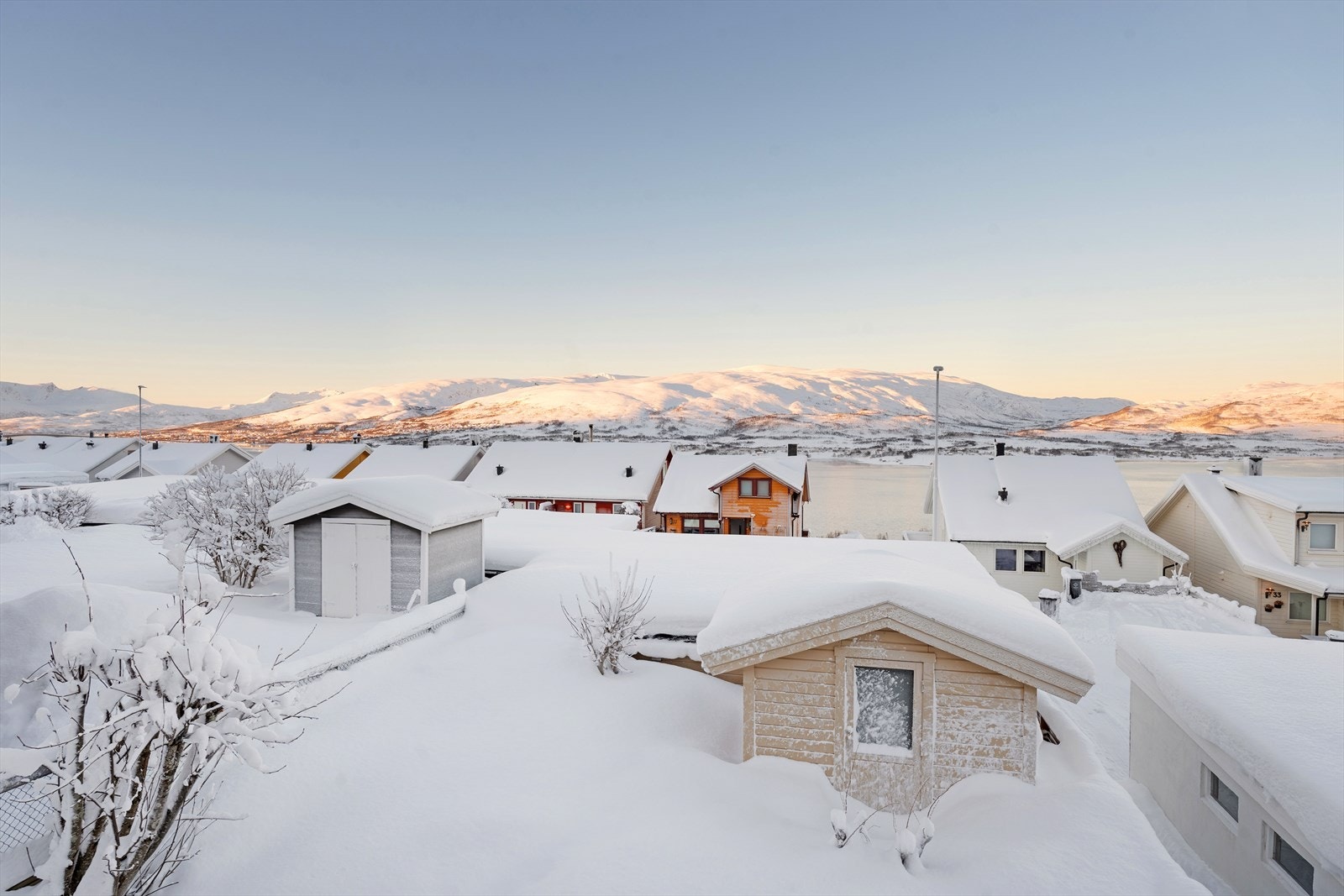Sjekk den nydelige utsikten mot Kvaløya med Sandnessundet og fjellene i bakgrunnen. Galleribilde