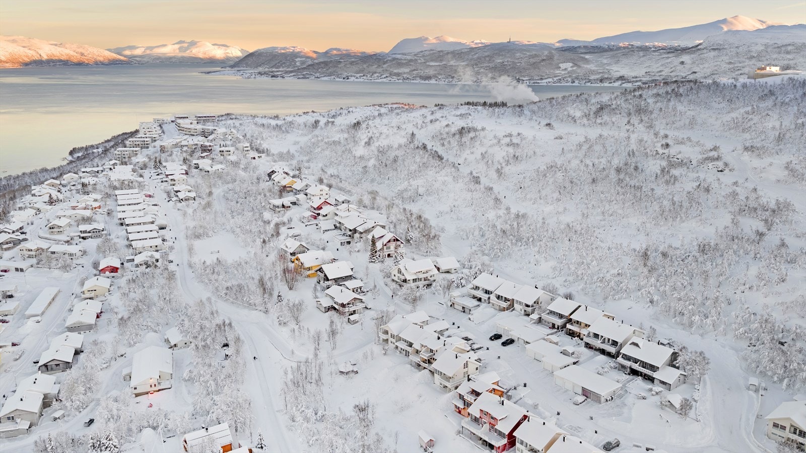 Her befinner du deg i umiddelbar nærhet til flott natur, med lysløypa kun et steinkast unna! Galleribilde