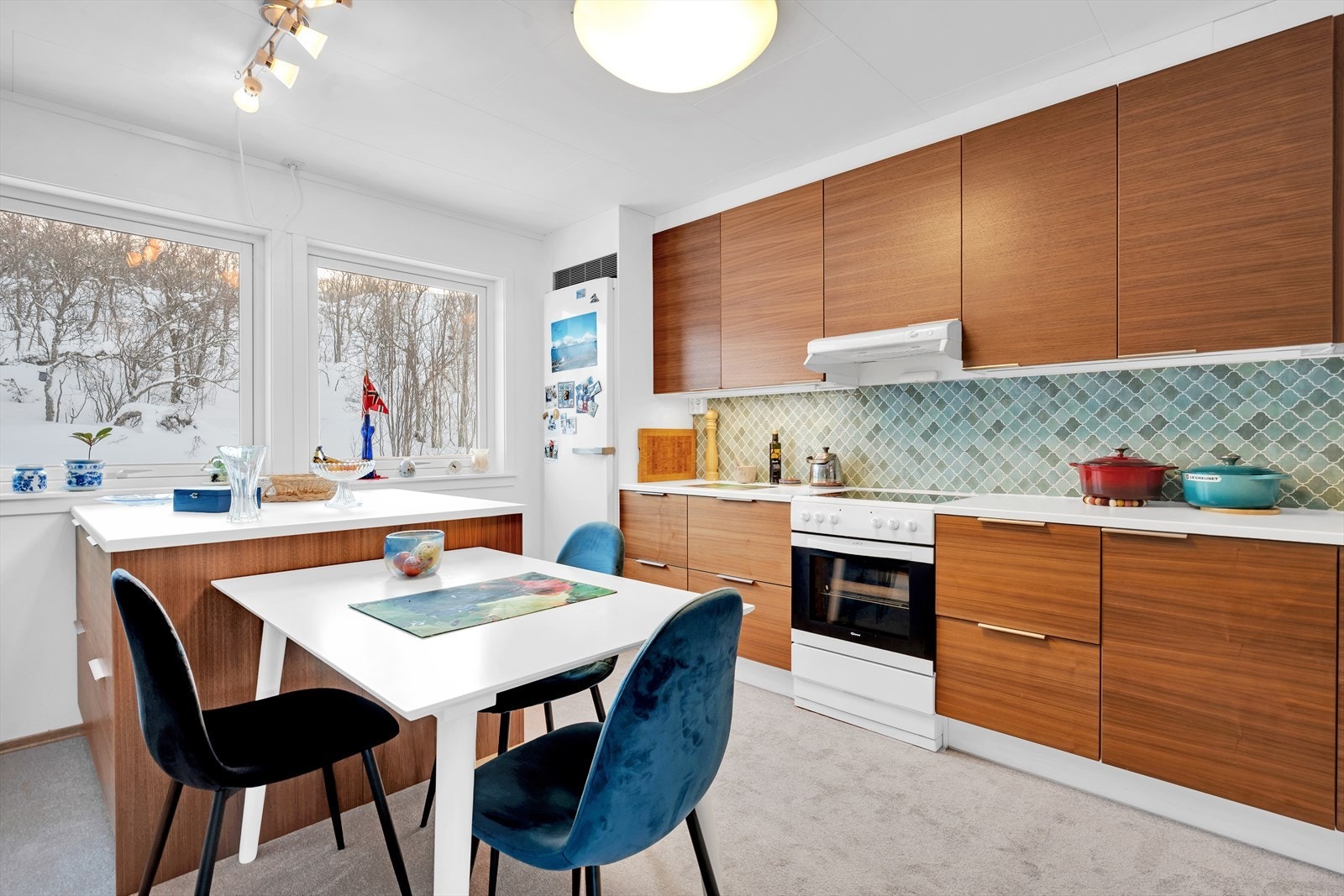 Praktisk kjøkkenøy og god plass til spisegruppe i tilknytning til kjøkkenet. Galleribilde