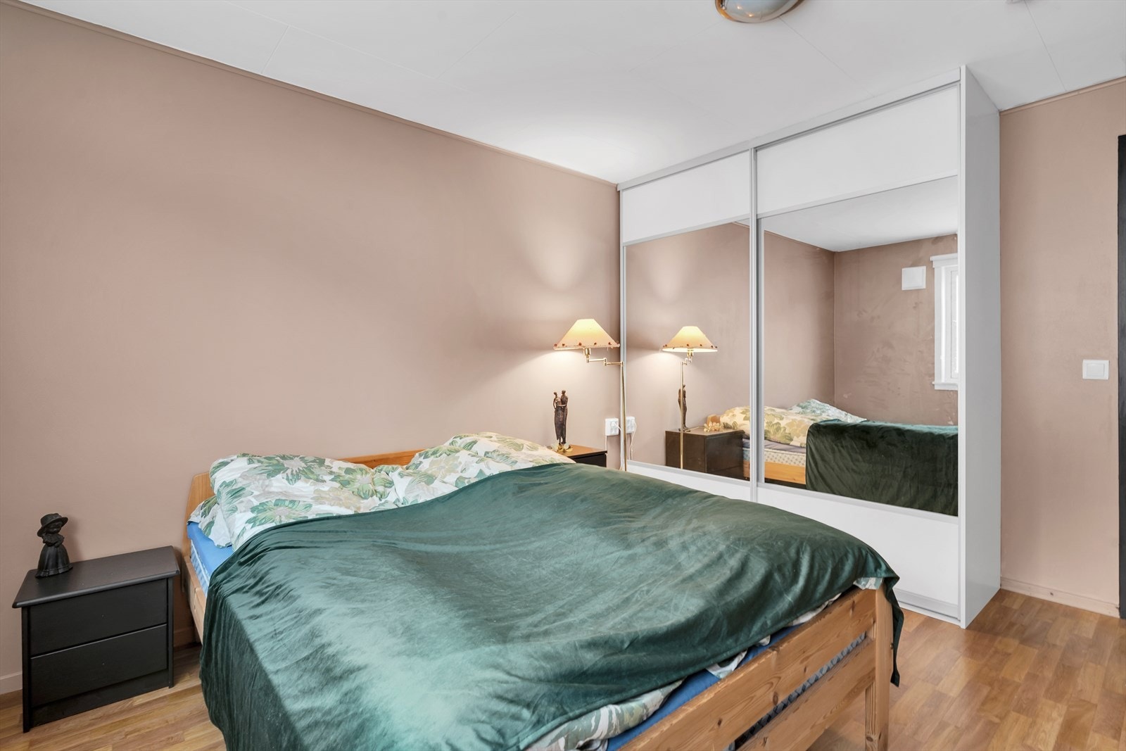 Innredet med praktisk skyvedørsgarderobe som har rikelig med oppbevaringsplass. Galleribilde