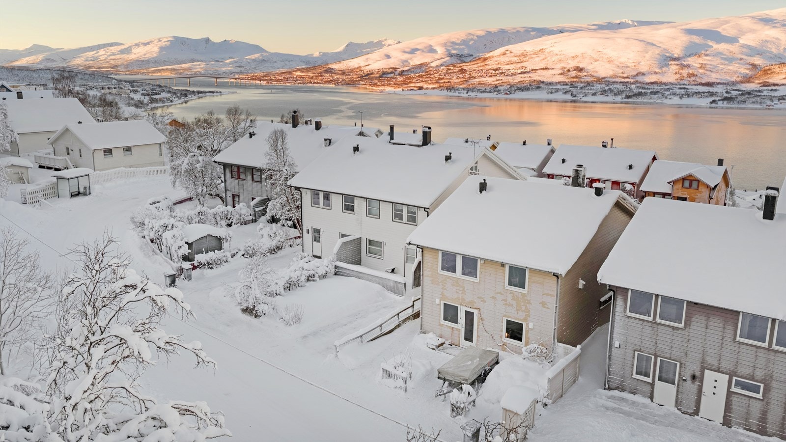 Lekeplasser i område, samt gangavstand til skole og barnehage. Perfekt for barnefamilier! Galleribilde