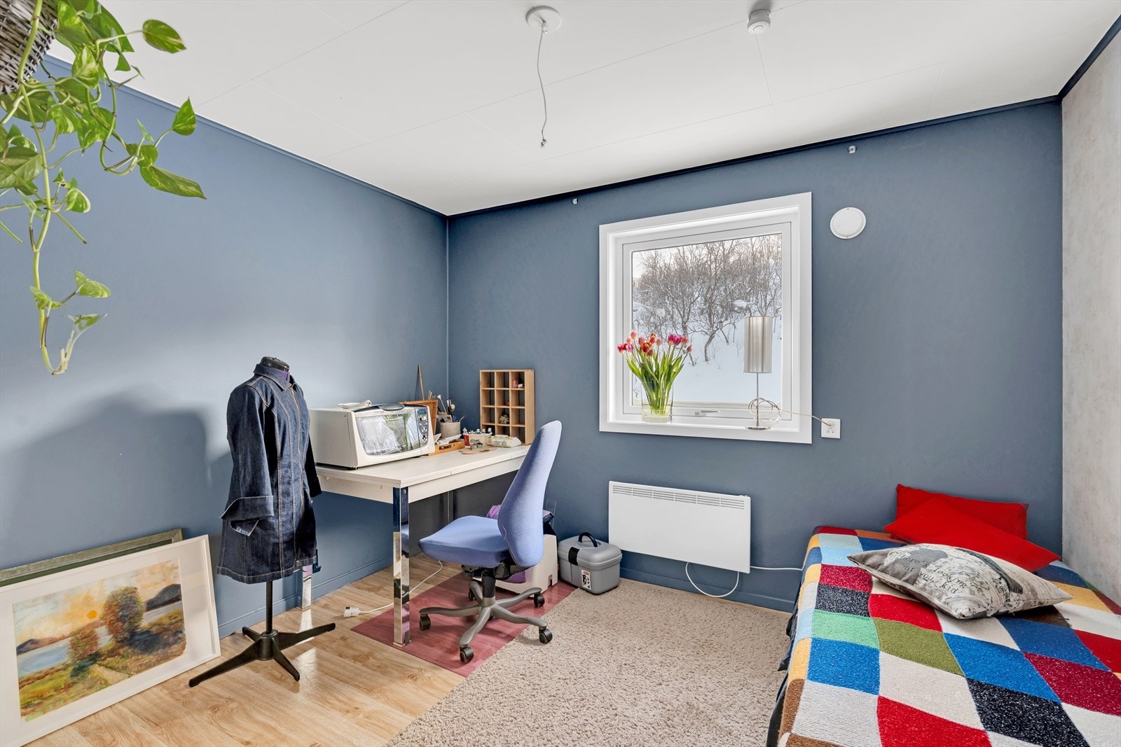 Soverom 4-perfekt som hobbyrom, gjesterom eller kontor, og ligger på boligens øvre plan. Galleribilde