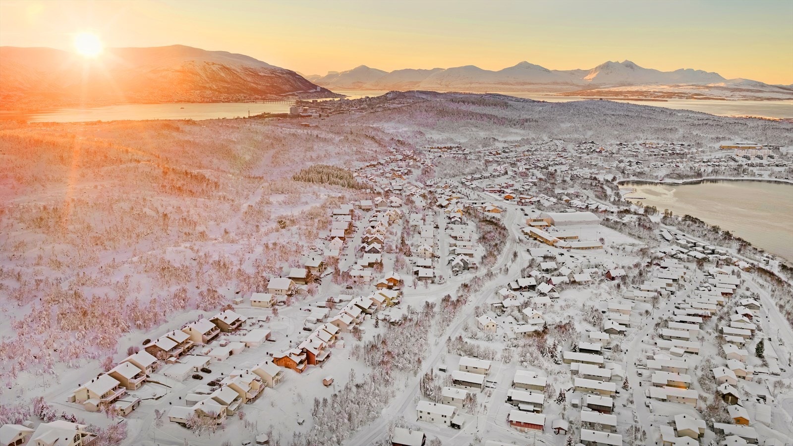 En bolig som ligger flott til i attraktive og solrike Hamna- Velkommen til visning! Galleribilde