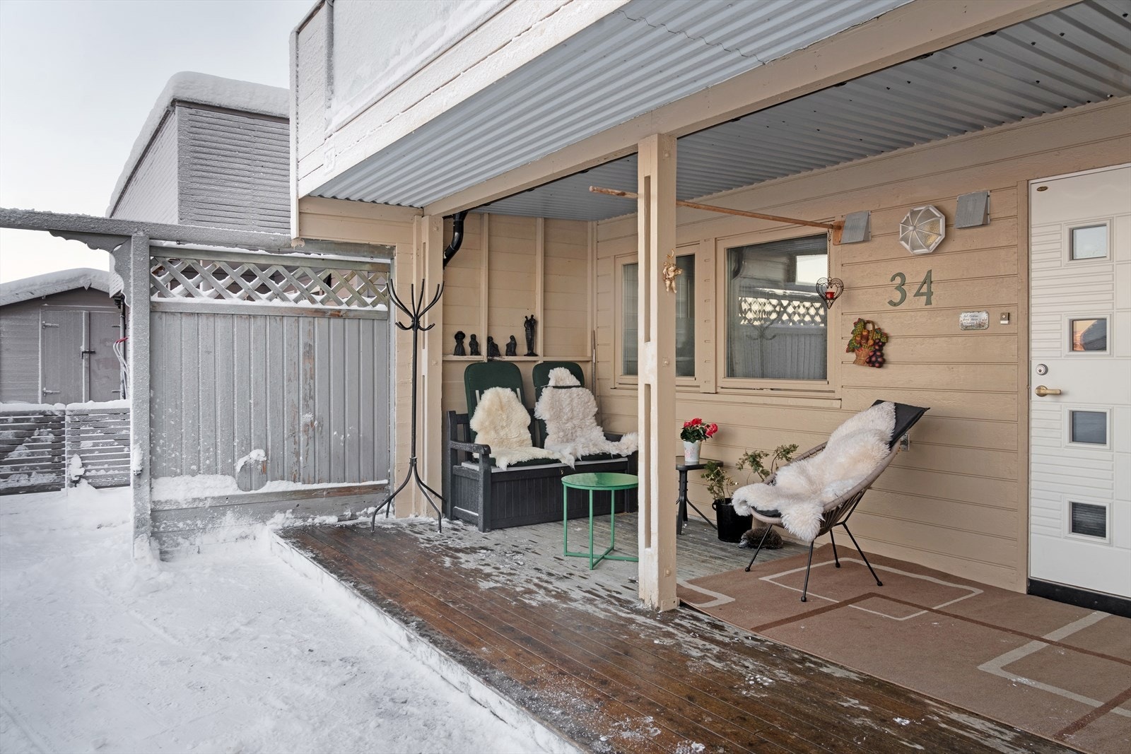 Platting utfor inngangsdøren hvor du kan nyte varme sommerdager i solveggen fra morgen til kveld. Galleribilde