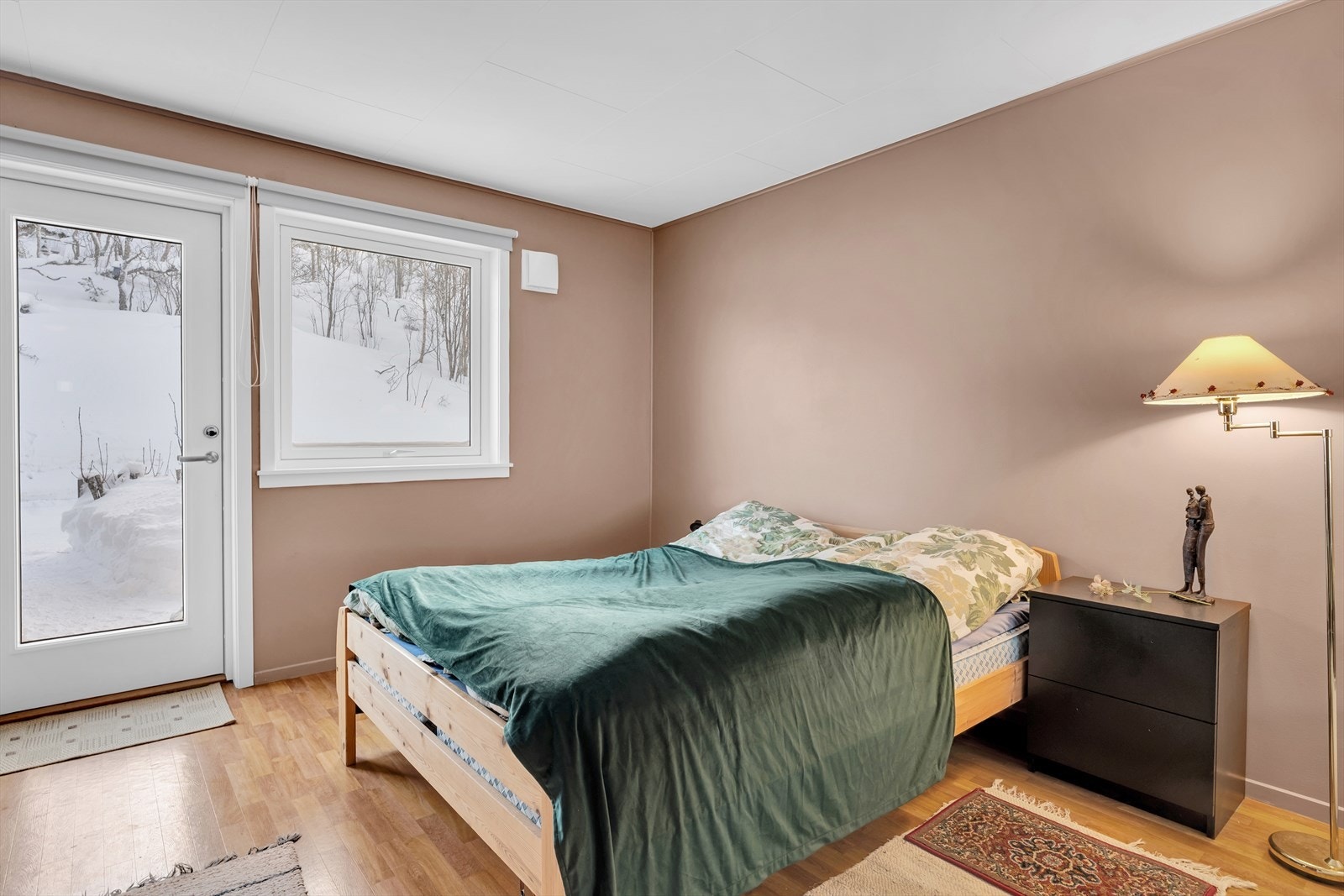 Soverom 1 gjennomført i et behagelig fargevalg, samt flere gode møbleringsmuligheter. Utgang til terrasse. Galleribilde