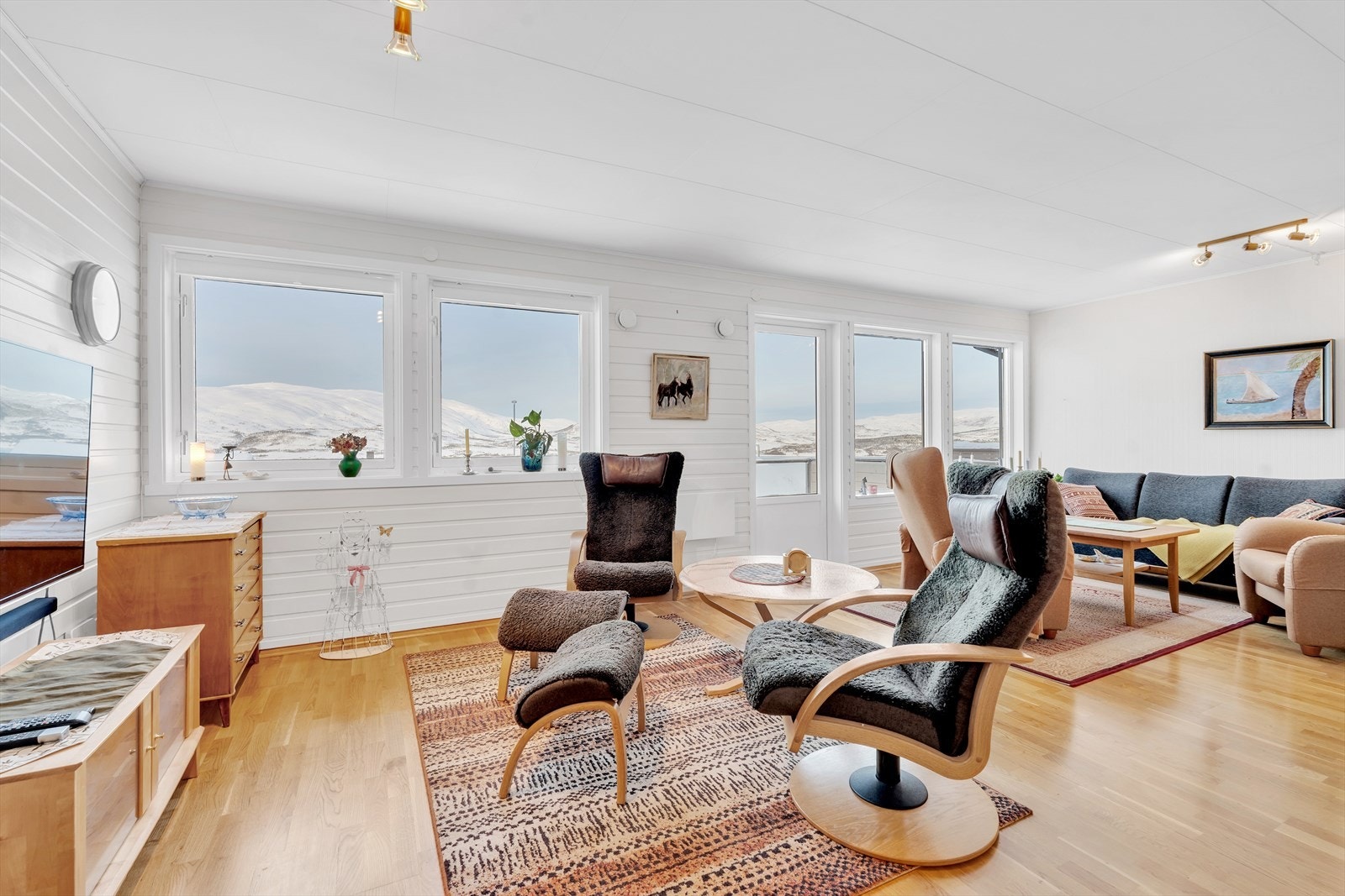 Boligen har store vestvendte vinduer som sørger for godt med lysinnslipp. Galleribilde