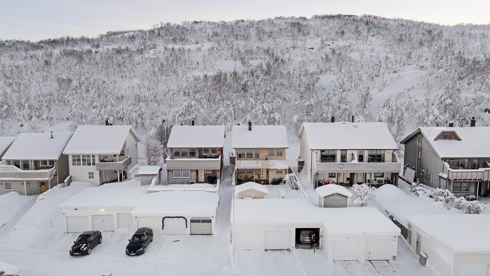 Gode parkeringsforhold i garasje og utendørs. Galleribilde