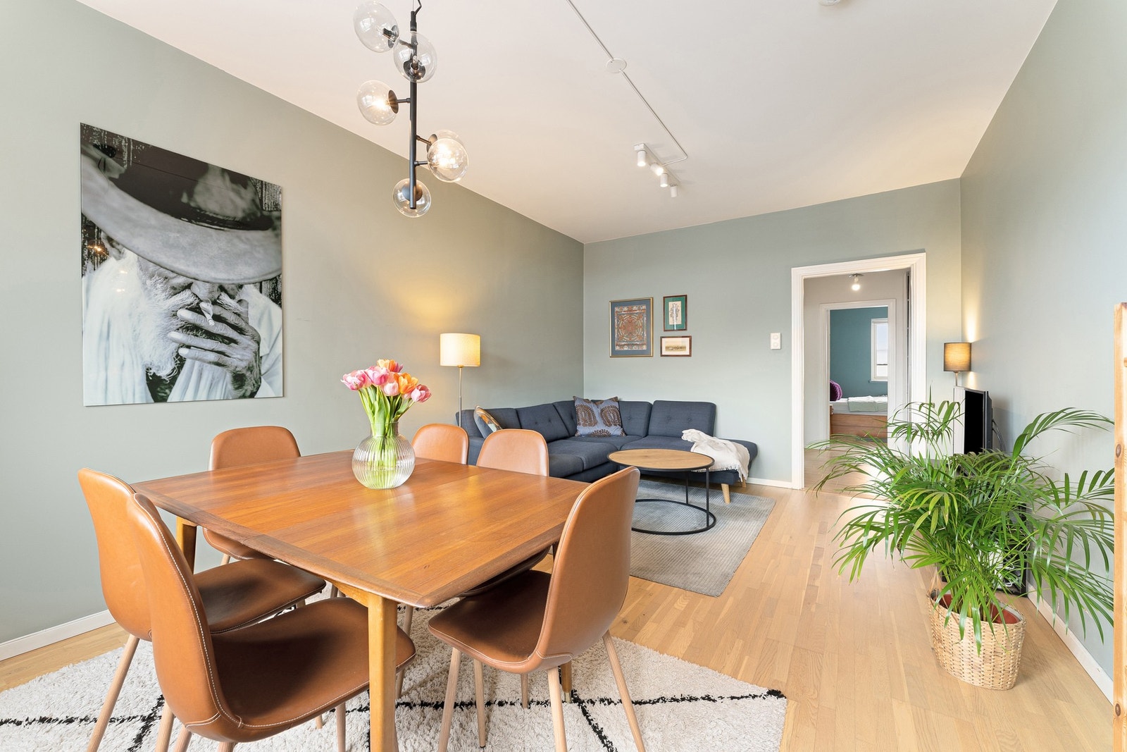 Boligen ligger i en stille sidegate på Sandaker, er gjennomgående og har store vindusflater som slipper inn rikelig med dagslys. Galleribilde