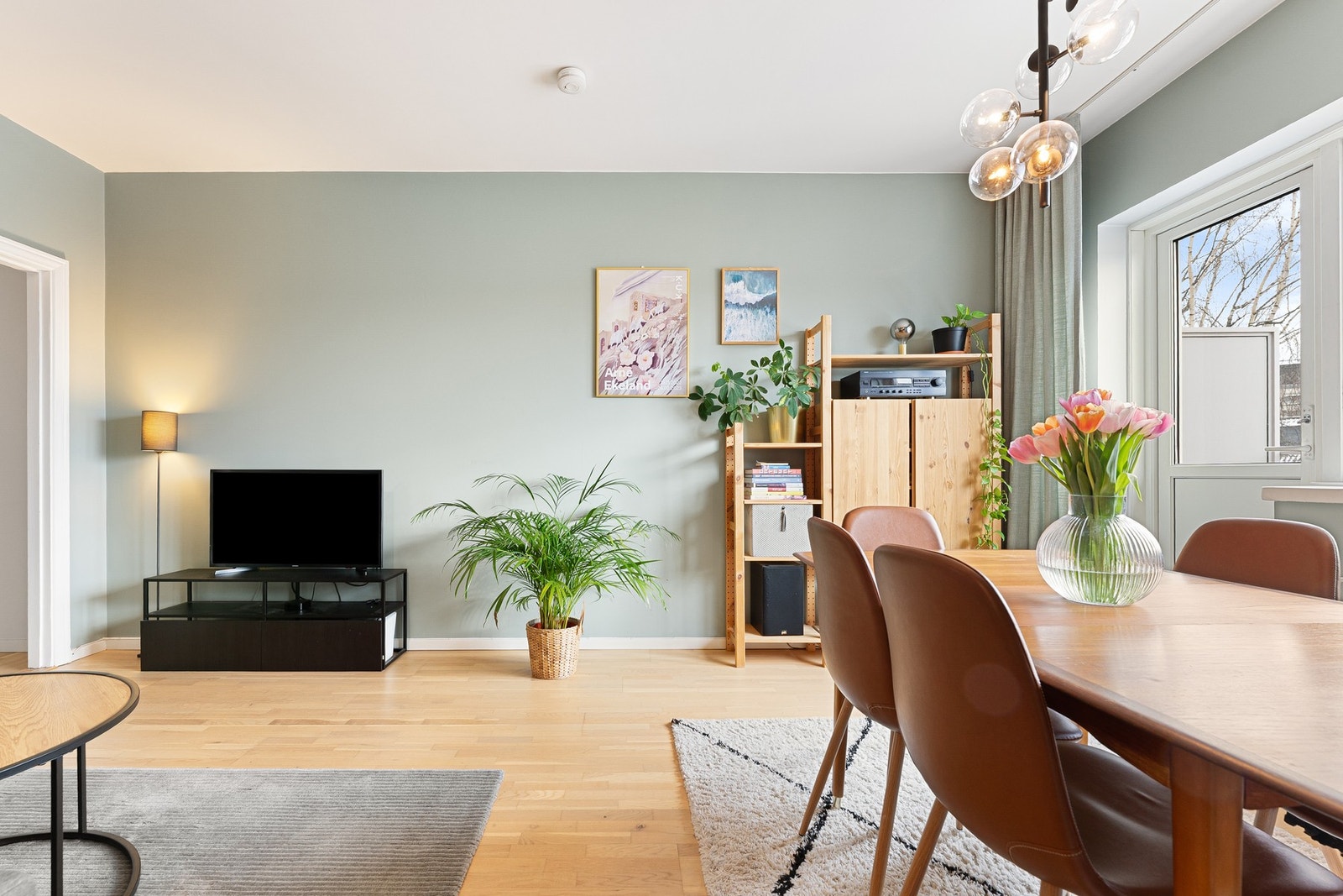 Selger malte overflatene etter innflytning i 2019, noe som gir boligen et behagelig og moderne utrykk. Galleribilde