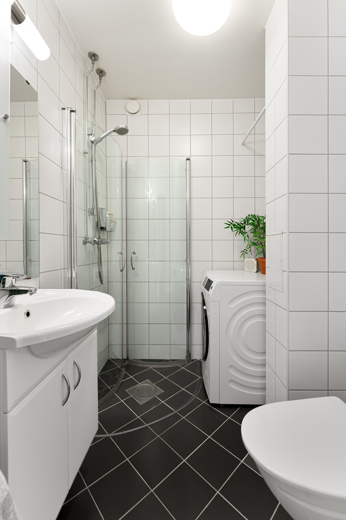 Flislagt bad rehabilitert i regi av aksjelaget. Vegghengt klosett og dusjhjørne og plass til vaskemaskin. Galleribilde