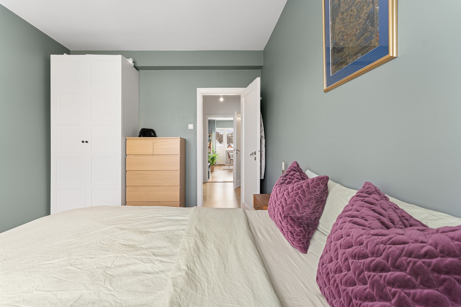 Godt med oppbevaringsplass i garderobeskap. Galleribilde