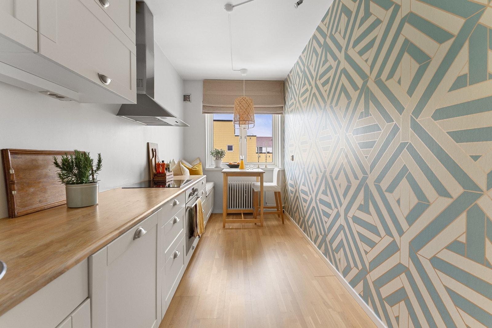 Stort vindu som vender ut mot stille og rolig bakgård og slipper inn mye naturlig lys. Galleribilde