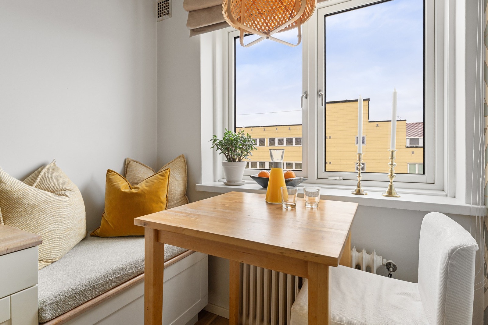 Spisegruppe på kjøkken med utsyn over gårdens fellesareal. Galleribilde