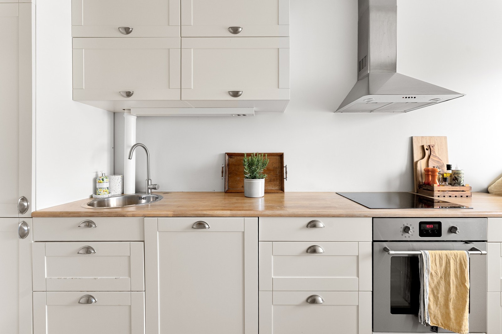 Godt med skap- og benkeplass. Galleribilde