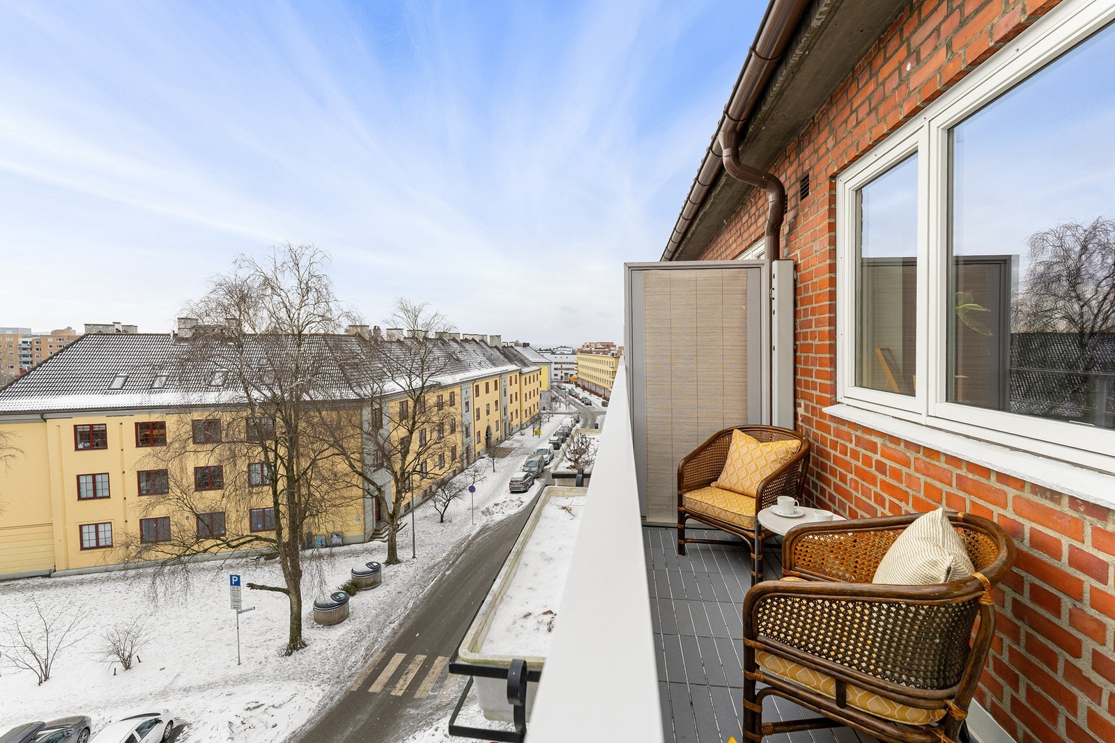 Balkong med utsikt mot nærområdet. Galleribilde