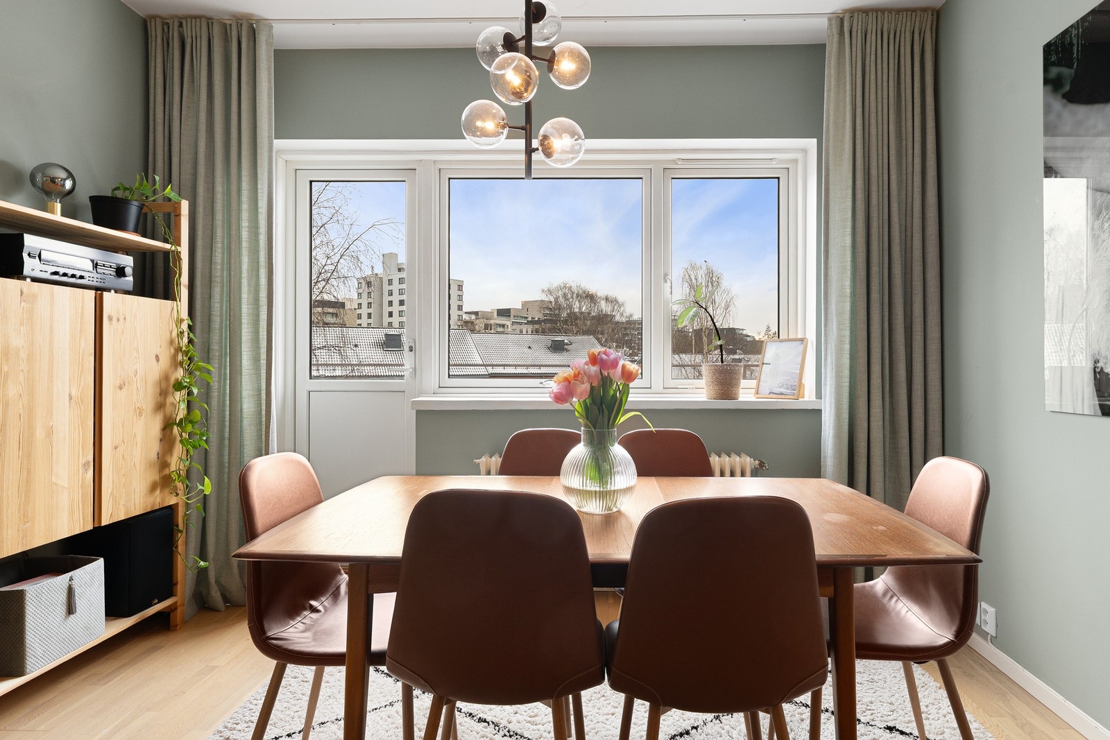 Hyggelige spiseplass til kvelder med venner og familie. Galleribilde