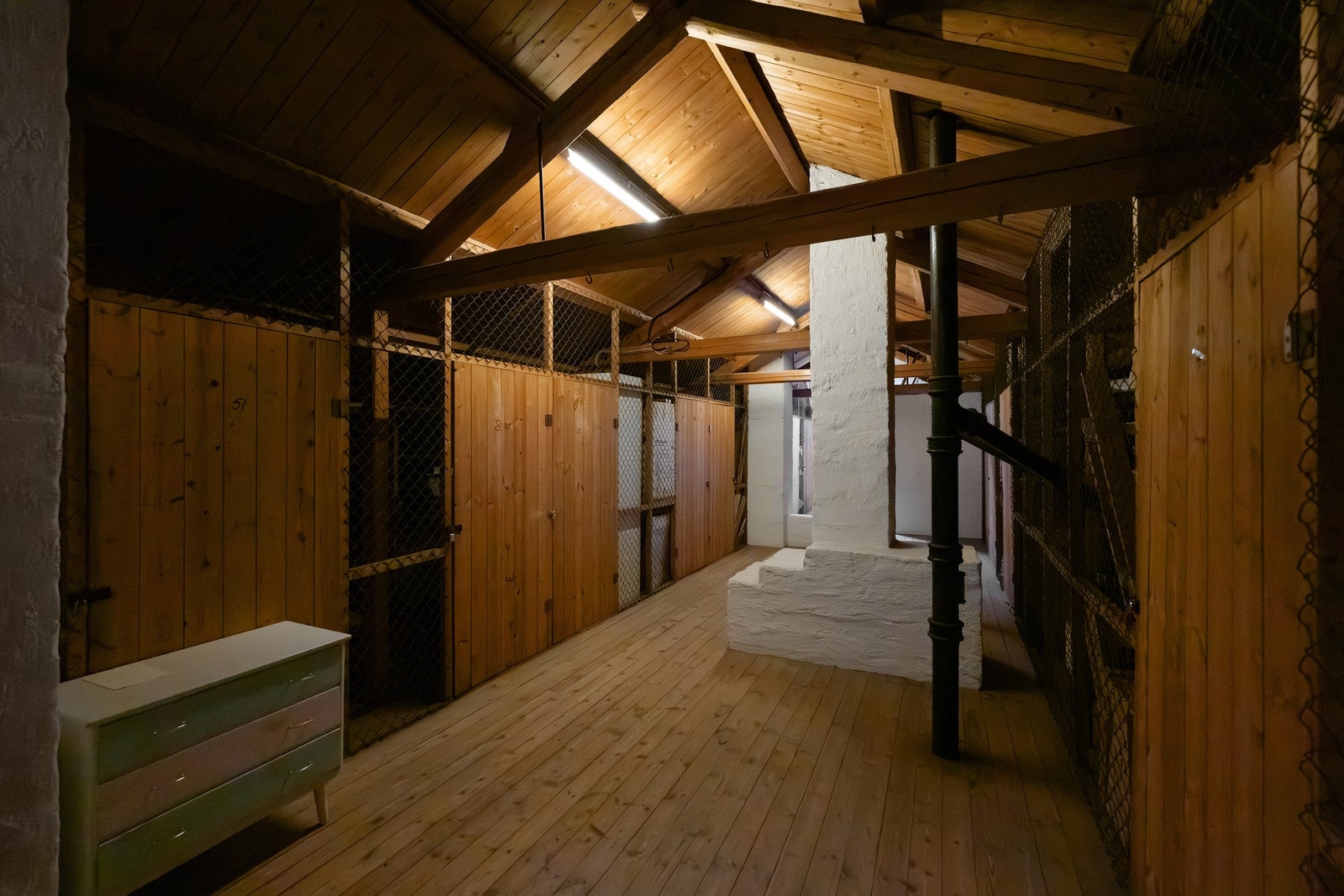 Med boligen følger to boder. Galleribilde