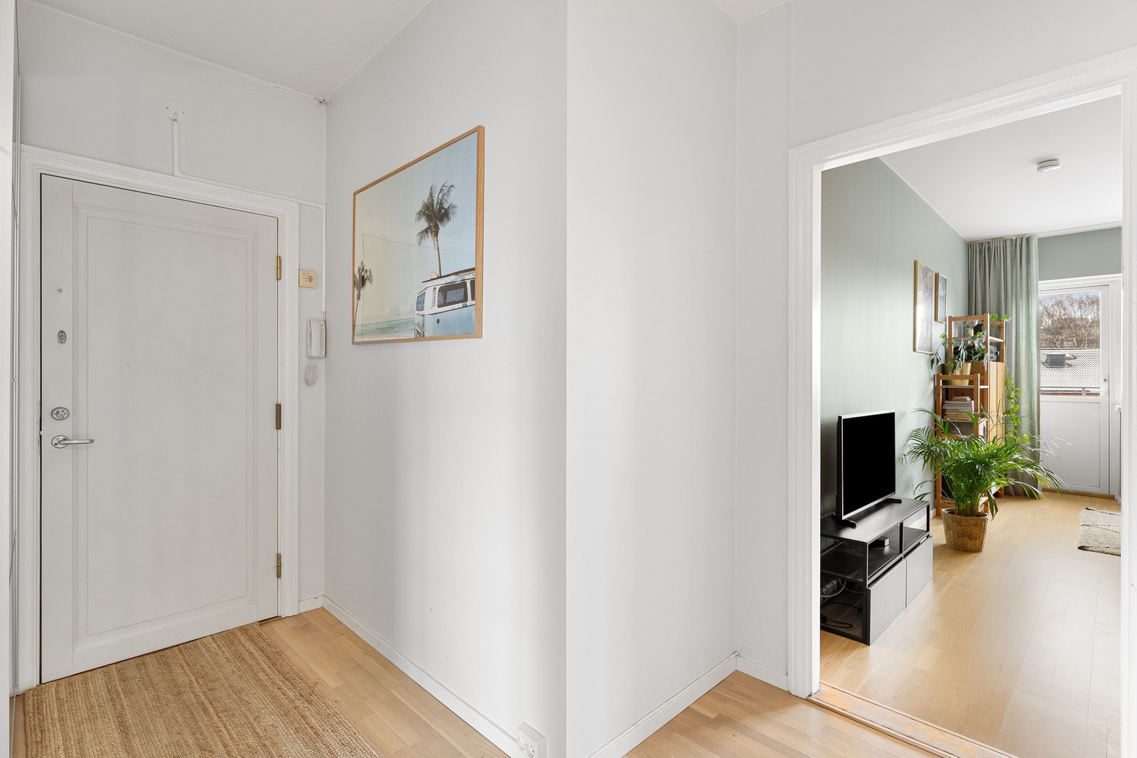 Romslig entré med stor skyvedørsgarderobe. Galleribilde