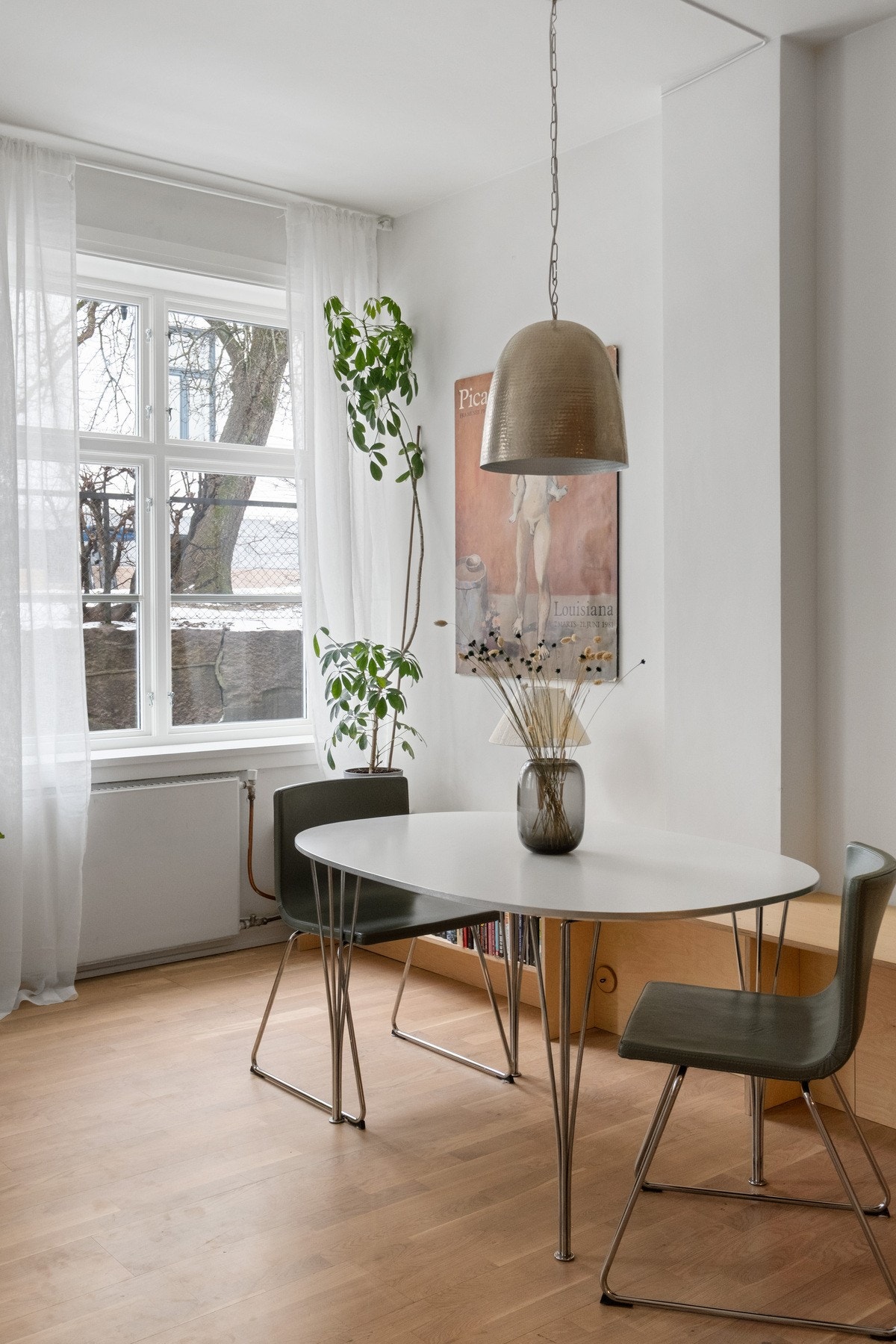 Stuen har plass til både sittegruppe og spisebord. Galleribilde