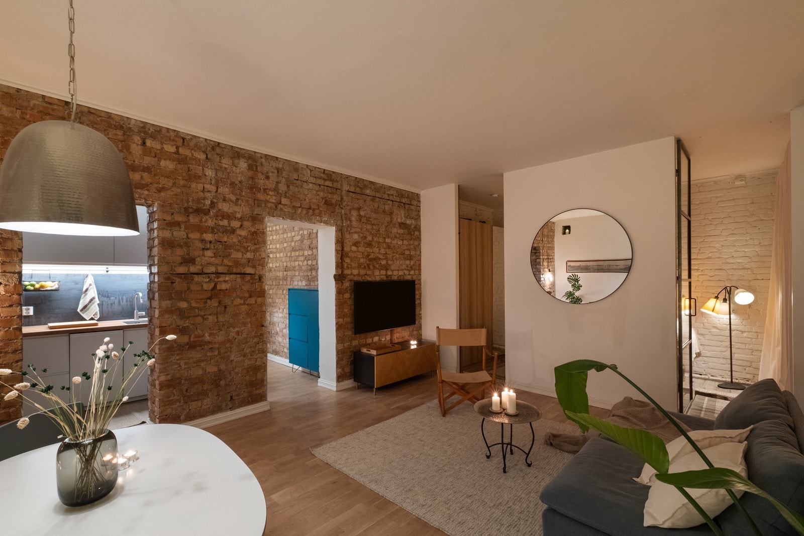 Boligen har en flott kombinasjon av teglstein og malte flater. Galleribilde