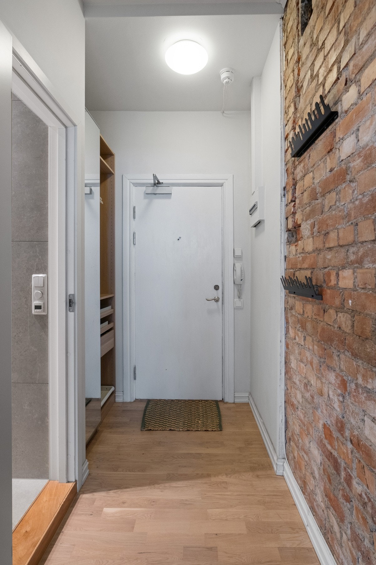 Entréen har god plas for oppbevaring av klær og sko. Galleribilde