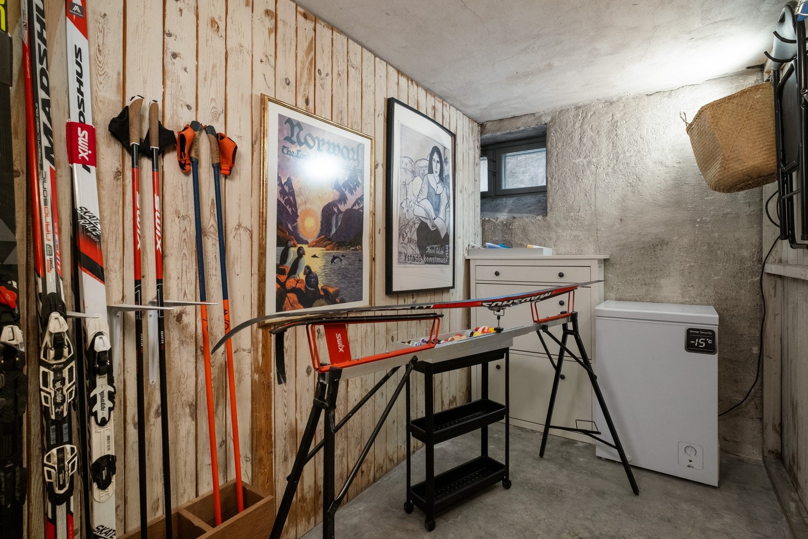 Det er god lagringsplass i to medfølgende kjellerboder. Galleribilde