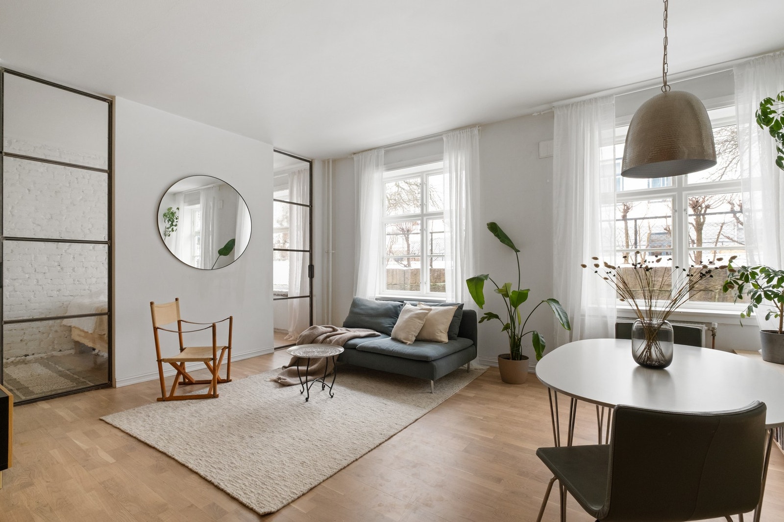 Stuen får rikelig med naturlig dagslys fra store vindusflater. Galleribilde