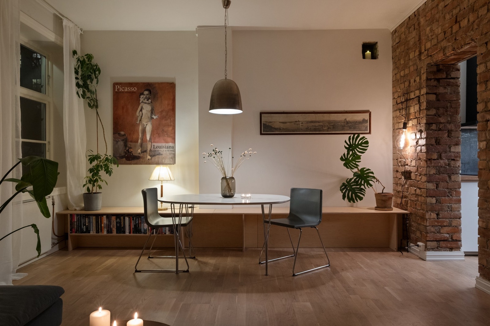 Den lekre finérbenken er spesialtilpasset rommet. Galleribilde