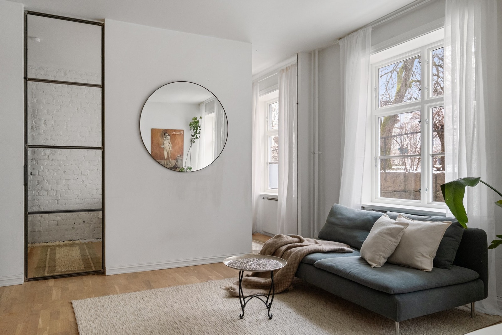 Mellom stuen og soverommet er det lekre dører med speilfelt. Galleribilde